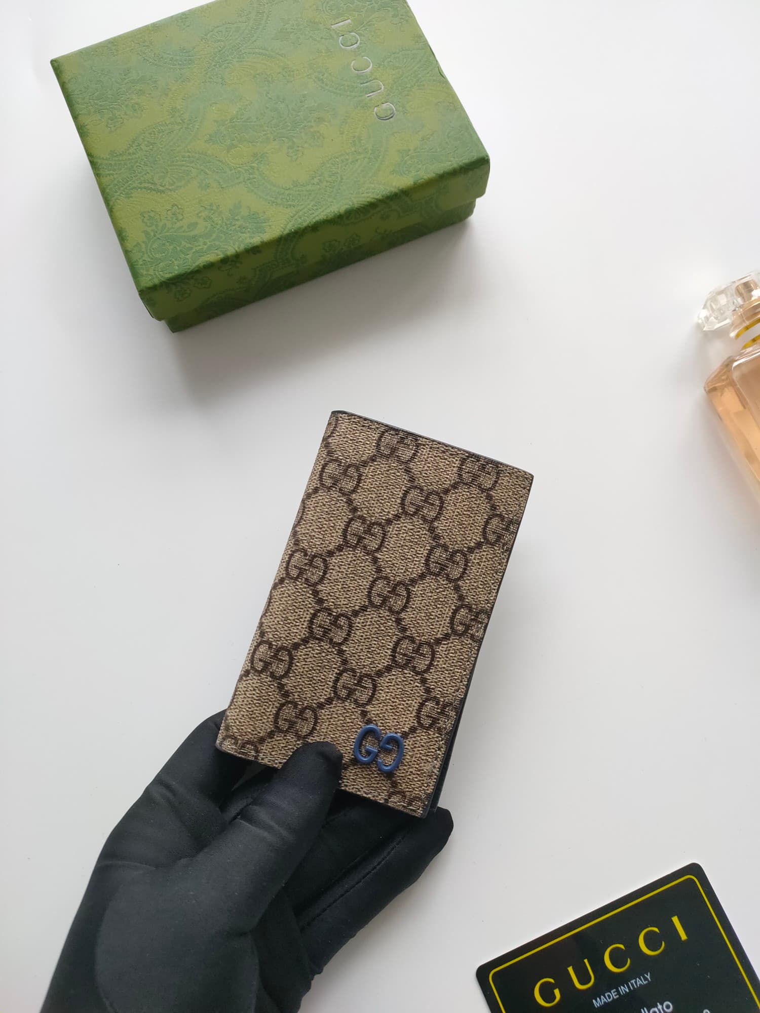 C95 💰GG detail-lined cardholder. It combines the exclusive elements of Gucci with vibrant colors and intricate GG details. This long cardholder is crafted from GG Supreme canvas, with red accents integrated seamlessly, creating a subtle contrast that adds — image 4