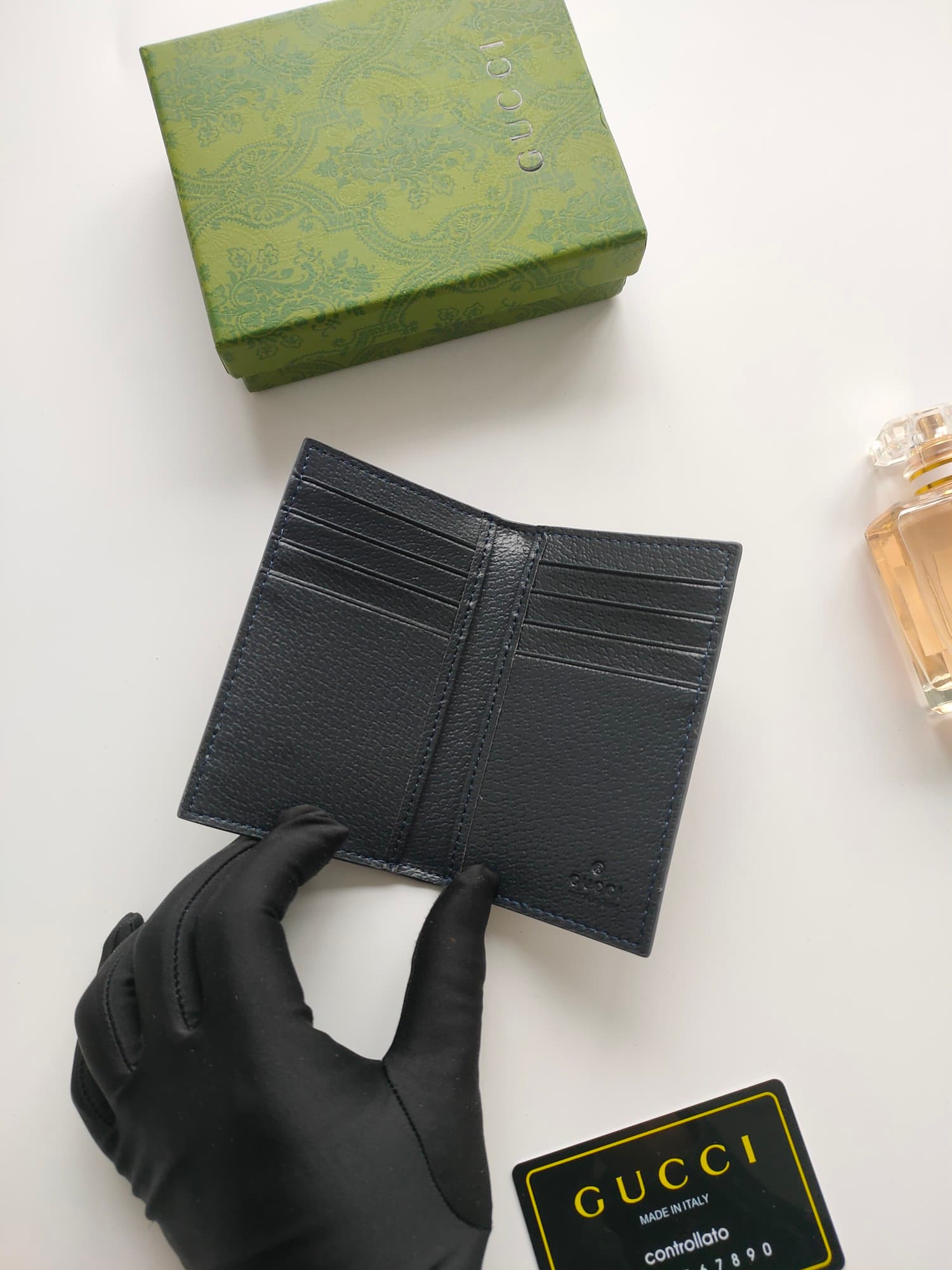 C95 💰GG detail-lined cardholder. It combines the exclusive elements of Gucci with vibrant colors and intricate GG details. This long cardholder is crafted from GG Supreme canvas, with red accents integrated seamlessly, creating a subtle contrast that adds — image 5