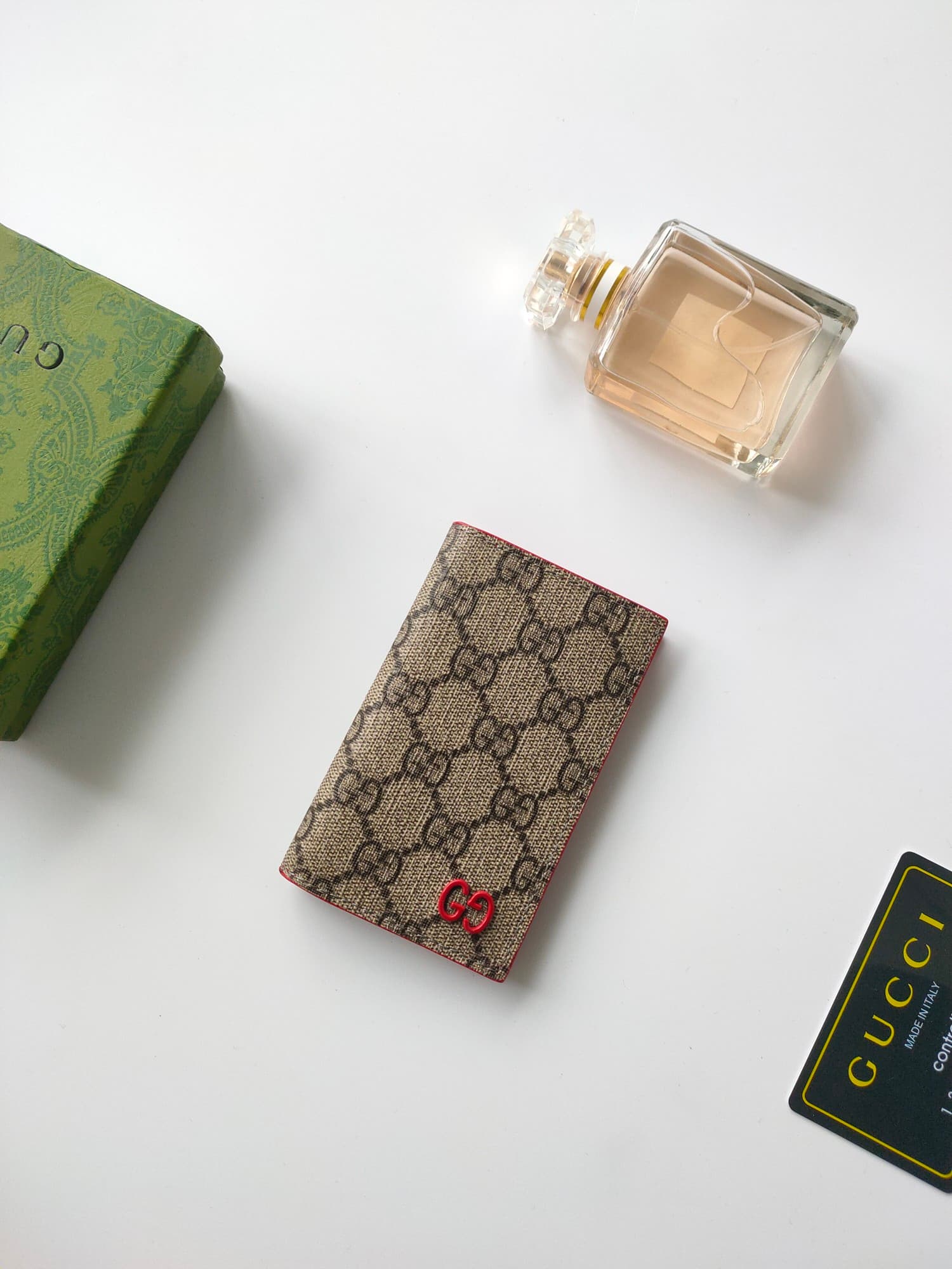 C94 💰GG detail-length cardholder. It features the exclusive elements of Gucci, along with vibrant colors. This long cardholder is crafted from GG Supreme canvas, with red accents integrated seamlessly, creating a delicate contrast that adds elegance to th — image 2
