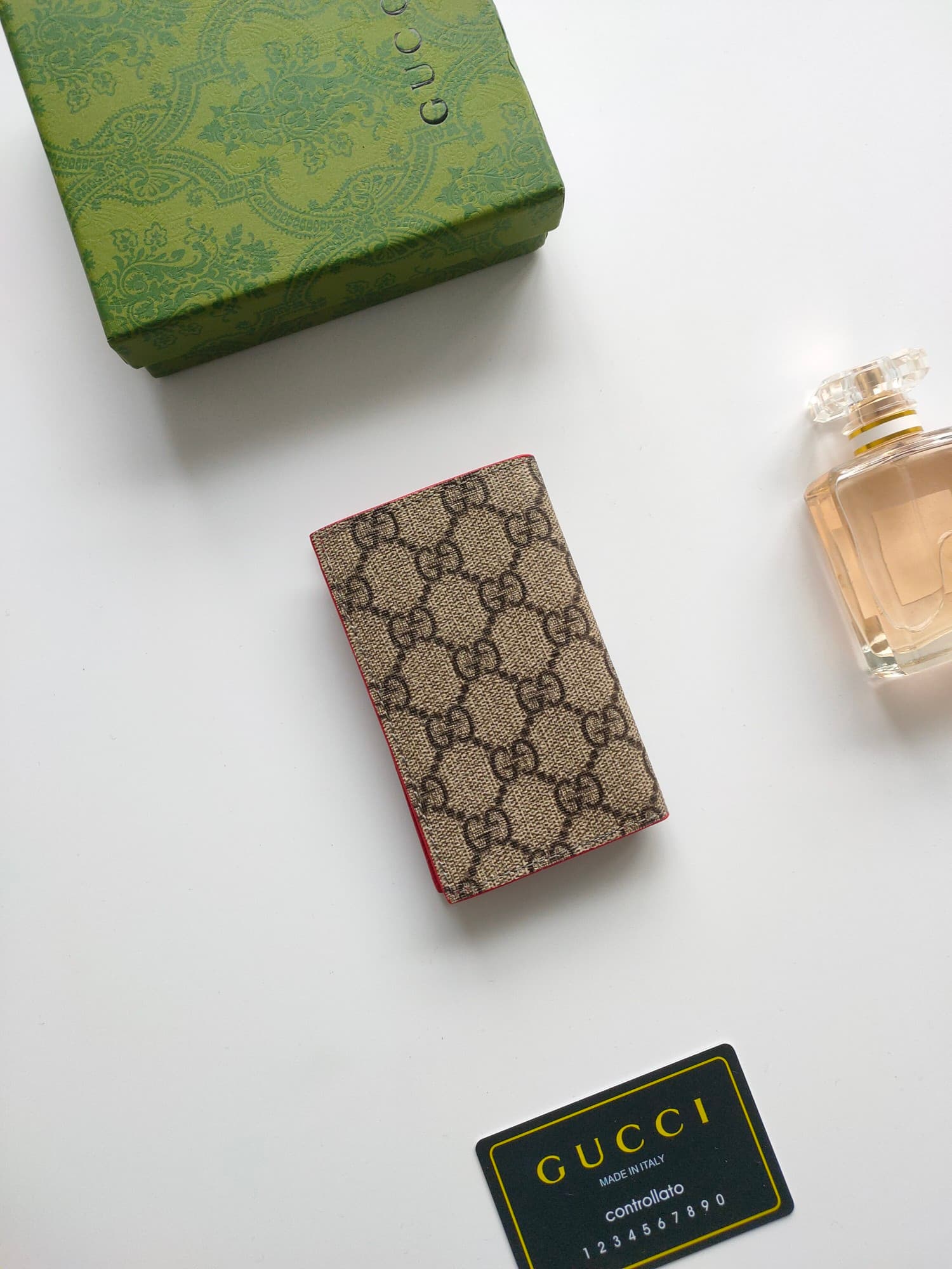 C94 💰GG detail-length cardholder. It features the exclusive elements of Gucci, along with vibrant colors. This long cardholder is crafted from GG Supreme canvas, with red accents integrated seamlessly, creating a delicate contrast that adds elegance to th — image 3