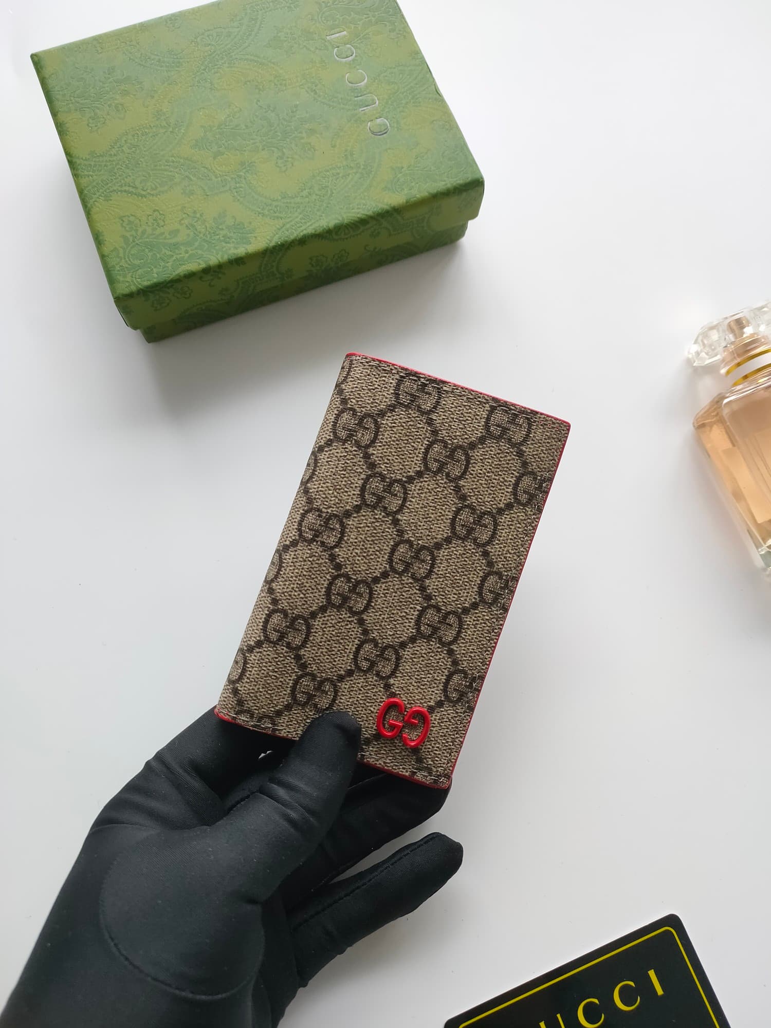 C94 💰GG detail-length cardholder. It features the exclusive elements of Gucci, along with vibrant colors. This long cardholder is crafted from GG Supreme canvas, with red accents integrated seamlessly, creating a delicate contrast that adds elegance to th — image 4