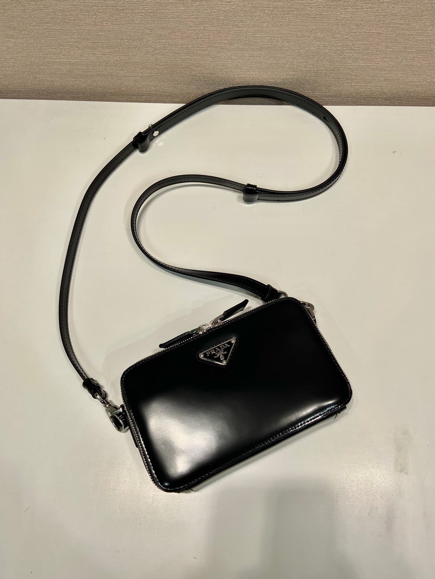 C6991 🎉New postman bag🎉2VH173 with shiny finish🎉🎉 — image 4