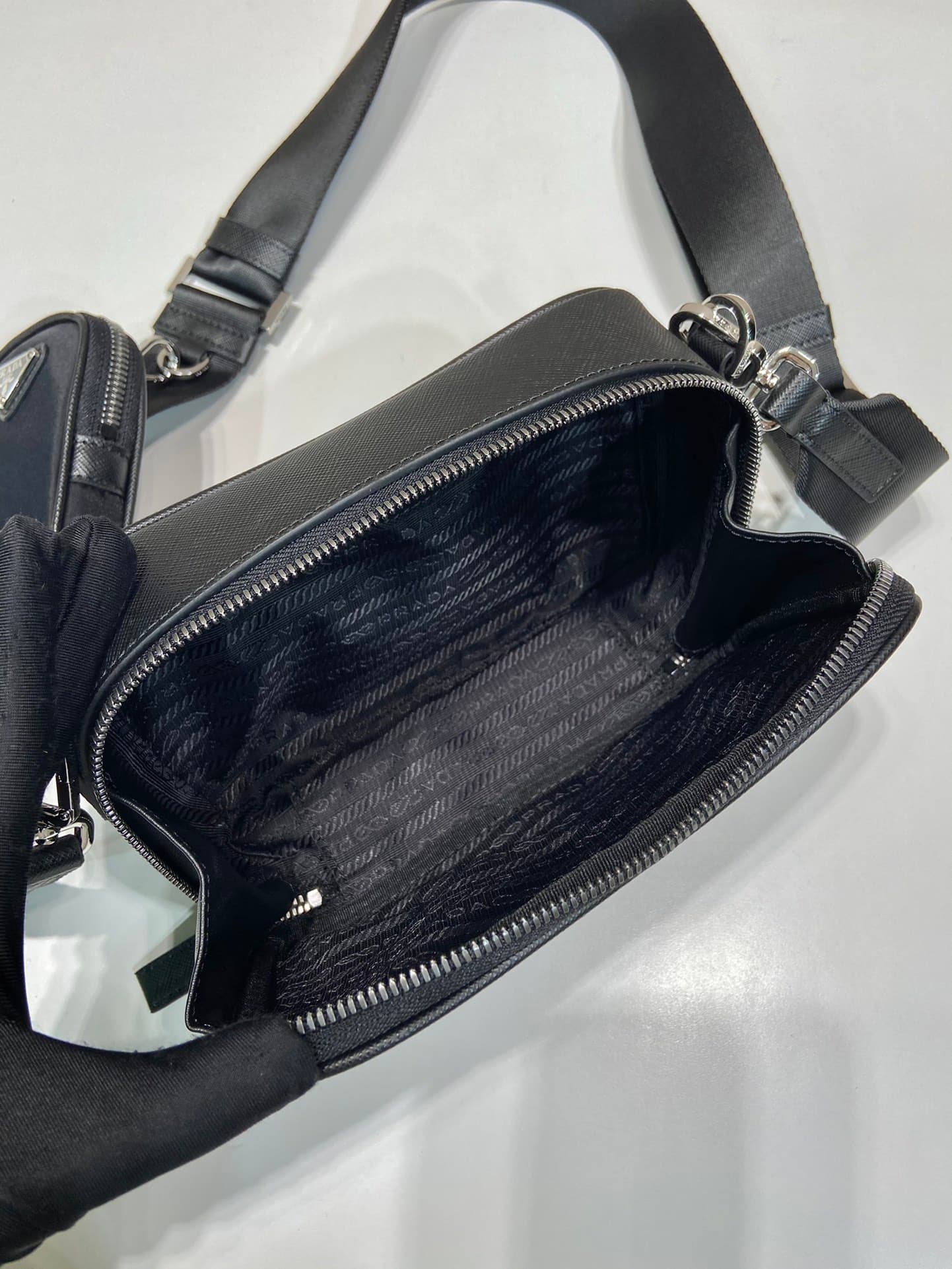 C6943 🎉New type of messenger bag🎉2VH070/cross-pattern🎉🎉 — image 8