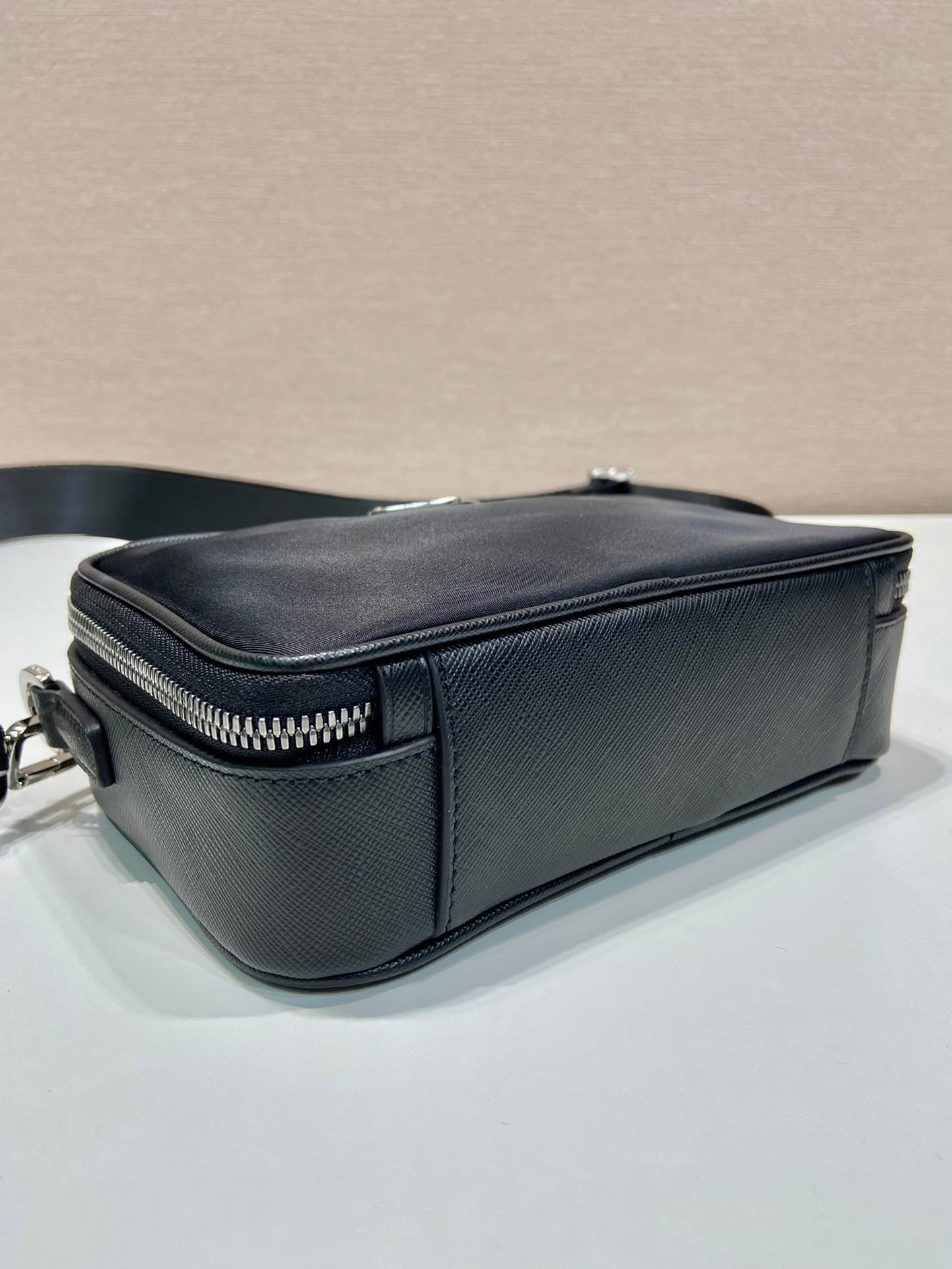 C6943 🎉New type of messenger bag🎉2VH070/cross-pattern🎉🎉 — image 5