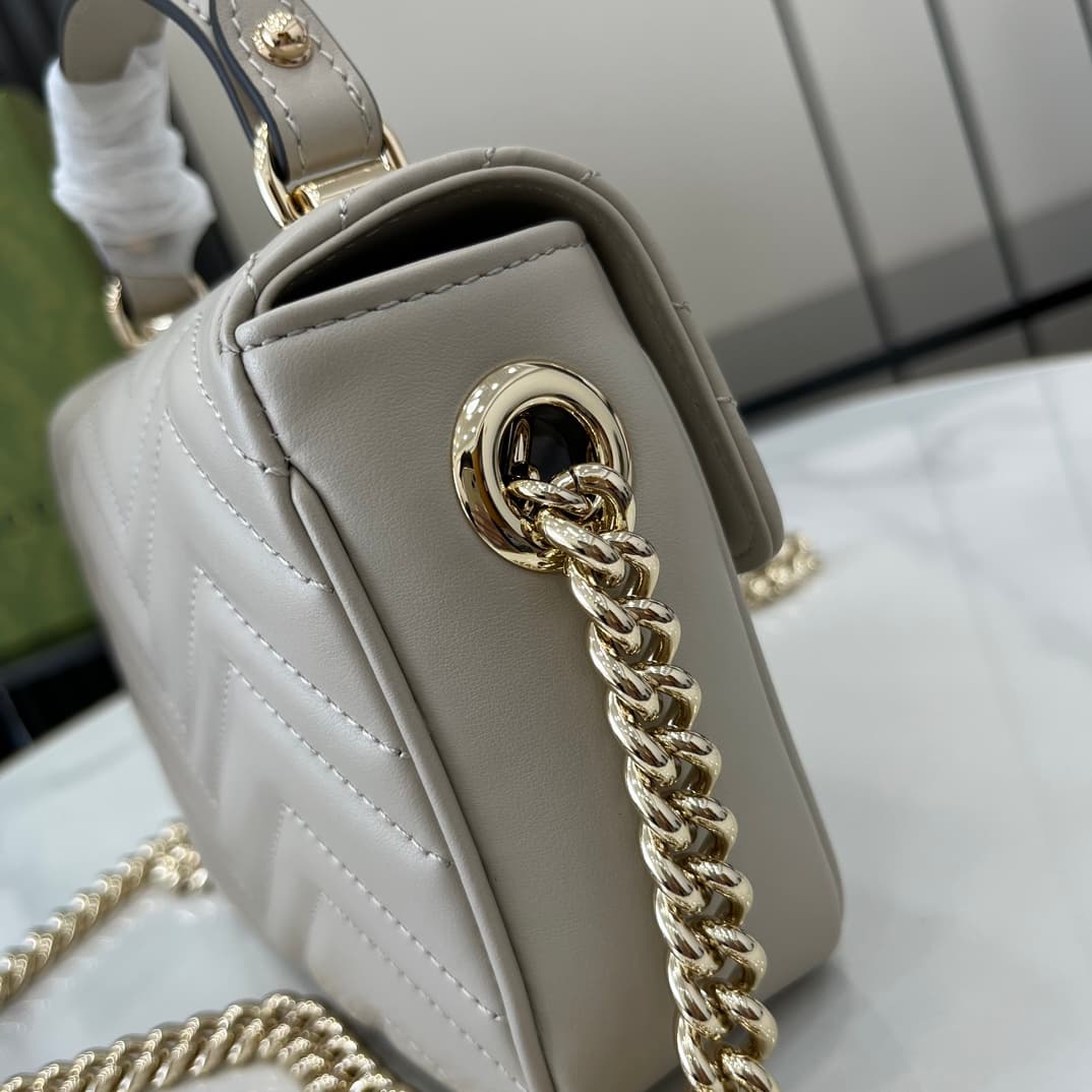 C4021 GG Marmont collection mini handbag. The GG Marmont collection presents a new silhouette with classic colors, showcasing the charm of early autumn. This handbag is made of quilted V-shaped leather in Gucci Rosso Ancora light gray, with detachable buc — image 6