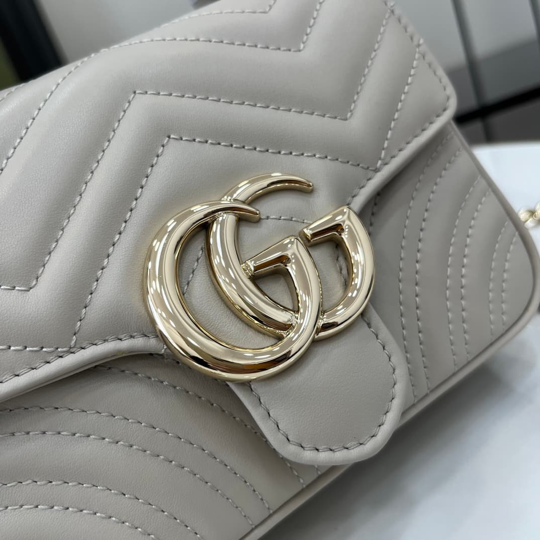 C4021 GG Marmont collection mini handbag. The GG Marmont collection presents a new silhouette with classic colors, showcasing the charm of early autumn. This handbag is made of quilted V-shaped leather in Gucci Rosso Ancora light gray, with detachable buc — image 5