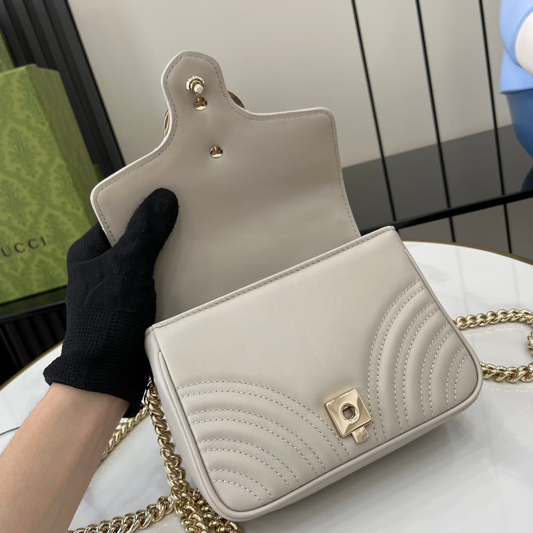 C4021 GG Marmont collection mini handbag. The GG Marmont collection presents a new silhouette with classic colors, showcasing the charm of early autumn. This handbag is made of quilted V-shaped leather in Gucci Rosso Ancora light gray, with detachable buc — image 7