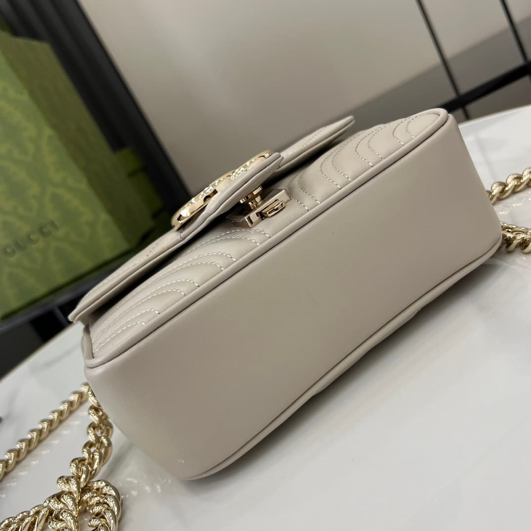 C4021 GG Marmont collection mini handbag. The GG Marmont collection presents a new silhouette with classic colors, showcasing the charm of early autumn. This handbag is made of quilted V-shaped leather in Gucci Rosso Ancora light gray, with detachable buc — image 4