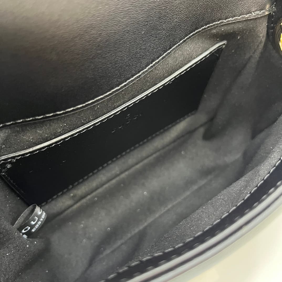 C4020 GG Marmont collection mini handbag. The GG Marmont collection presents a new silhouette with classic colors, exuding the charm of early autumn. This handbag is made of Gucci Black (Rosso Ancora) V-shaped leather sewn together, with detachable buckle — image 8
