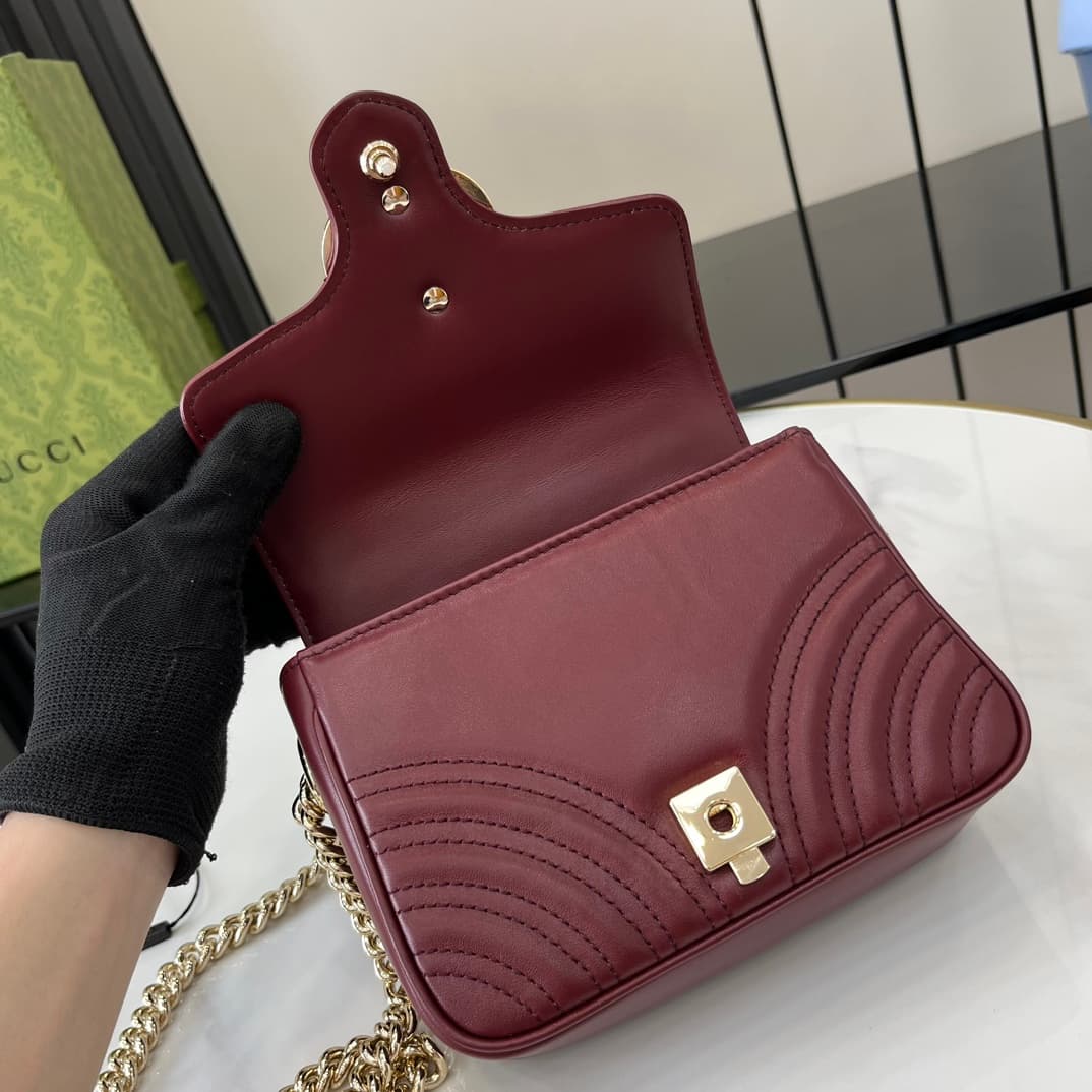 C4019 GG Marmont collection mini handbag. The GG Marmont collection features a new silhouette with classic colors, exuding an early autumn-style elegance. This handbag is made of V-shaped leather sewn with Gucci Rosso Ancora red leather, with detachable b — image 7