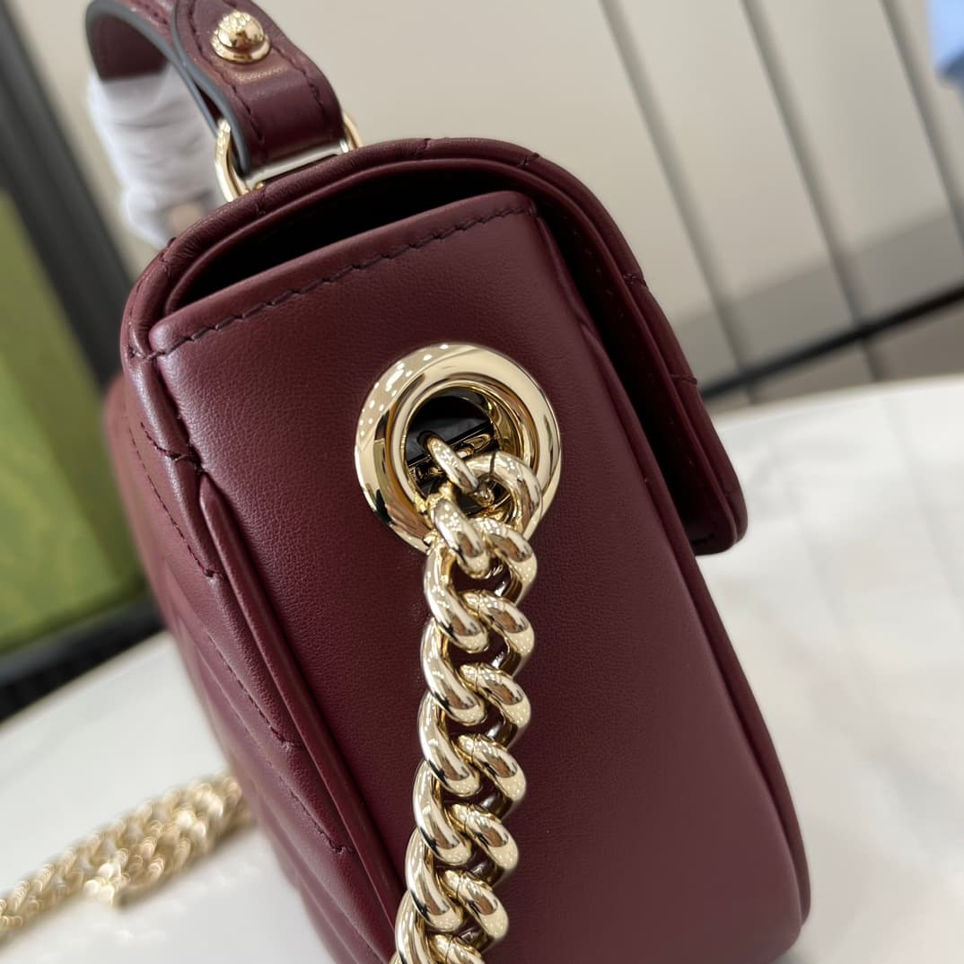 C4019 GG Marmont collection mini handbag. The GG Marmont collection features a new silhouette with classic colors, exuding an early autumn-style elegance. This handbag is made of V-shaped leather sewn with Gucci Rosso Ancora red leather, with detachable b — image 6