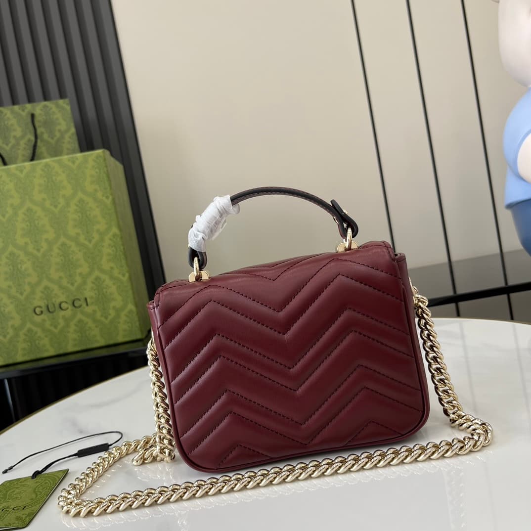 C4019 GG Marmont collection mini handbag. The GG Marmont collection features a new silhouette with classic colors, exuding an early autumn-style elegance. This handbag is made of V-shaped leather sewn with Gucci Rosso Ancora red leather, with detachable b — image 3