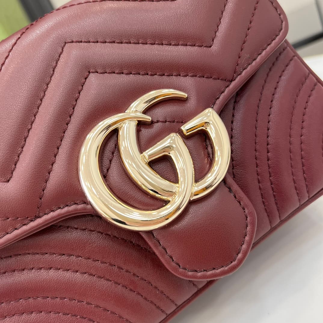 C4019 GG Marmont collection mini handbag. The GG Marmont collection features a new silhouette with classic colors, exuding an early autumn-style elegance. This handbag is made of V-shaped leather sewn with Gucci Rosso Ancora red leather, with detachable b — image 5