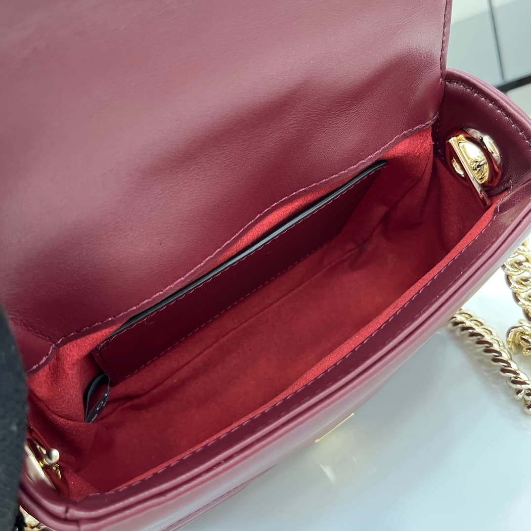 C4019 GG Marmont collection mini handbag. The GG Marmont collection features a new silhouette with classic colors, exuding an early autumn-style elegance. This handbag is made of V-shaped leather sewn with Gucci Rosso Ancora red leather, with detachable b — image 8
