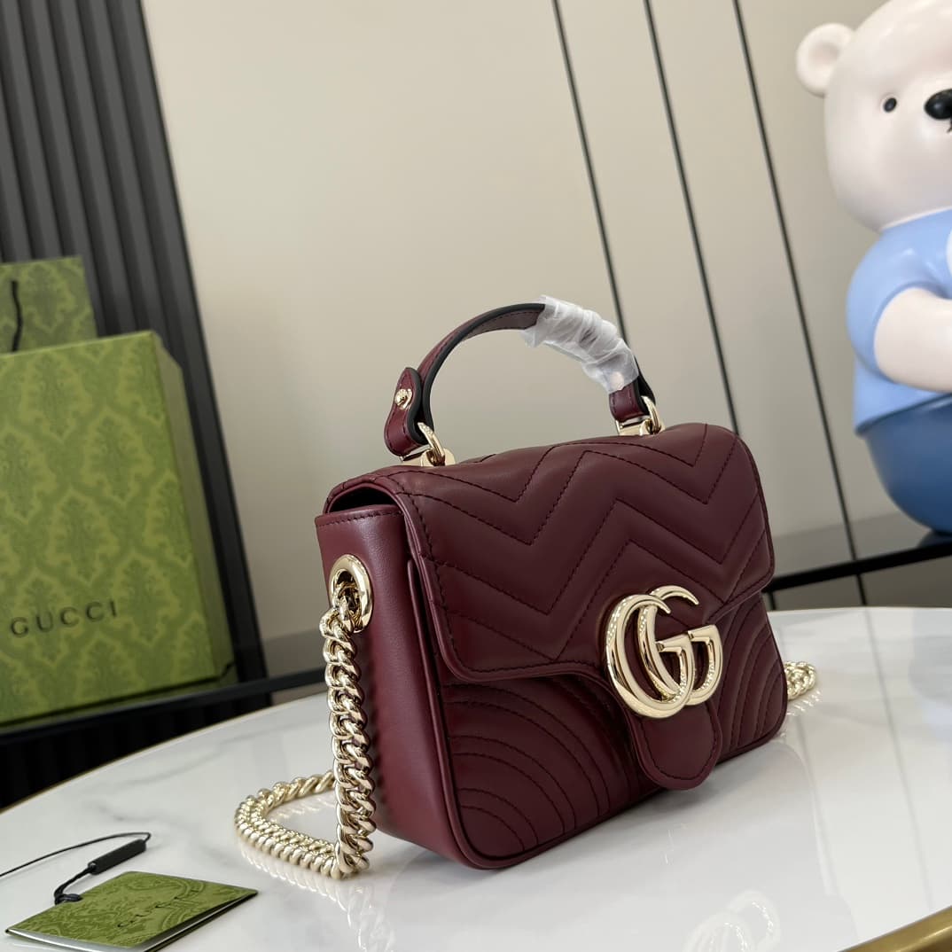 C4019 GG Marmont collection mini handbag. The GG Marmont collection features a new silhouette with classic colors, exuding an early autumn-style elegance. This handbag is made of V-shaped leather sewn with Gucci Rosso Ancora red leather, with detachable b — image 2