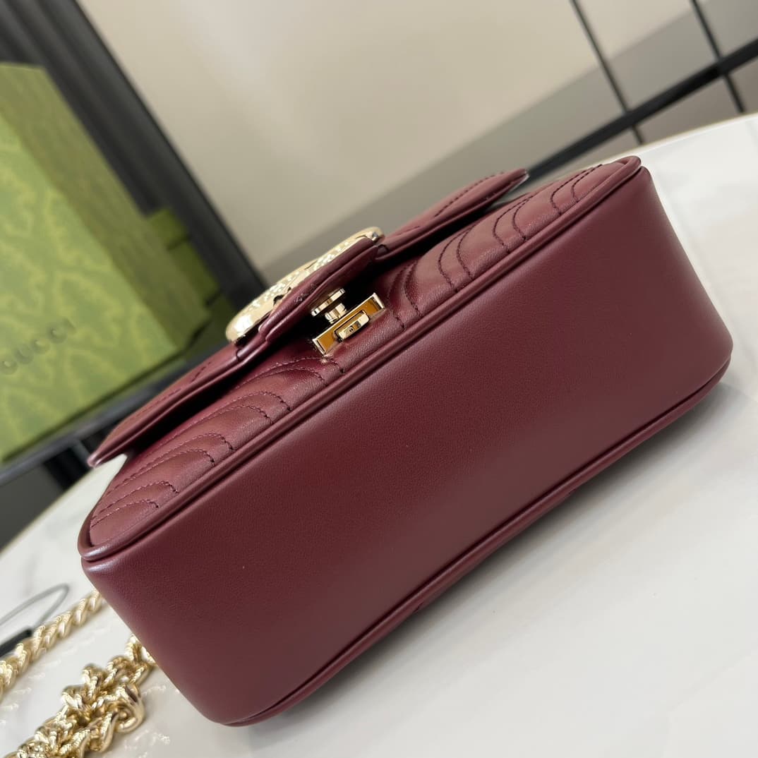 C4019 GG Marmont collection mini handbag. The GG Marmont collection features a new silhouette with classic colors, exuding an early autumn-style elegance. This handbag is made of V-shaped leather sewn with Gucci Rosso Ancora red leather, with detachable b — image 4