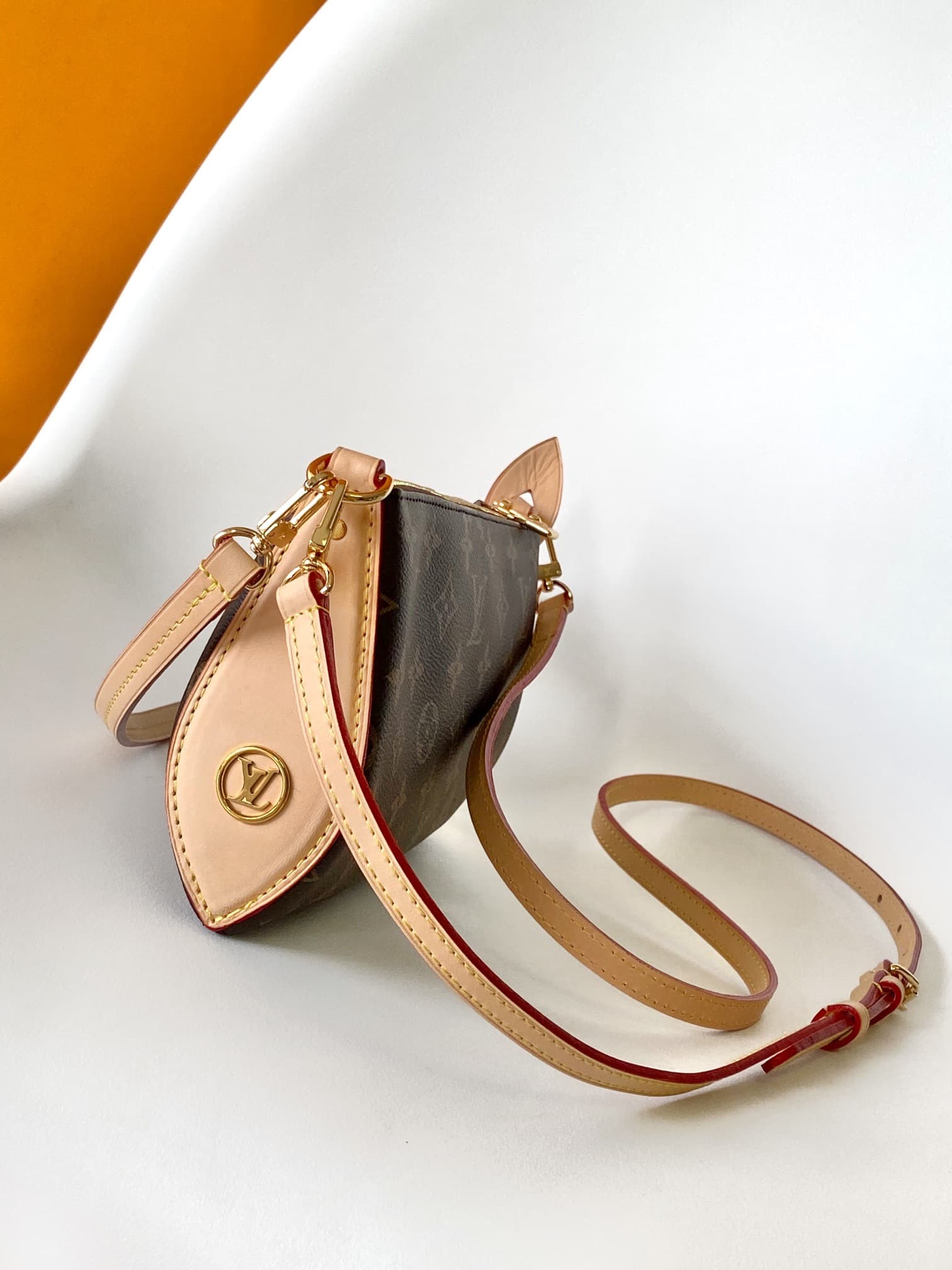 C5119 💰 M12859 – Top-tier original coding chip. This Pochette Tirette handbag features a Monogram-shaped extended shoulder strap that allows for a relaxed, soft silhouette. It made a striking appearance at Louis Vuitton’s spring/summer show. The leather t — image 3