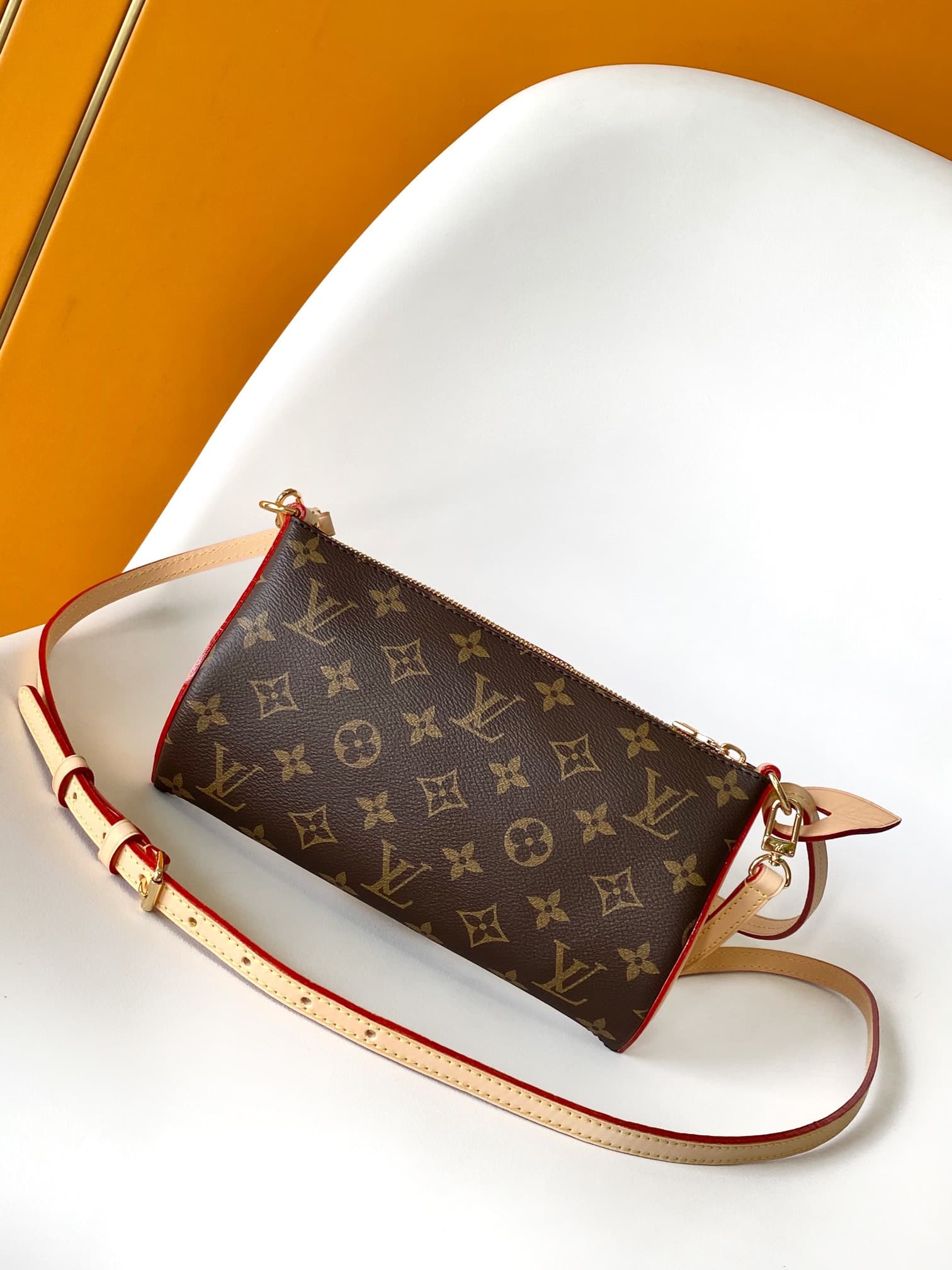 C5119 💰 M12859 – Top-tier original coding chip. This Pochette Tirette handbag features a Monogram-shaped extended shoulder strap that allows for a relaxed, soft silhouette. It made a striking appearance at Louis Vuitton’s spring/summer show. The leather t — image 2