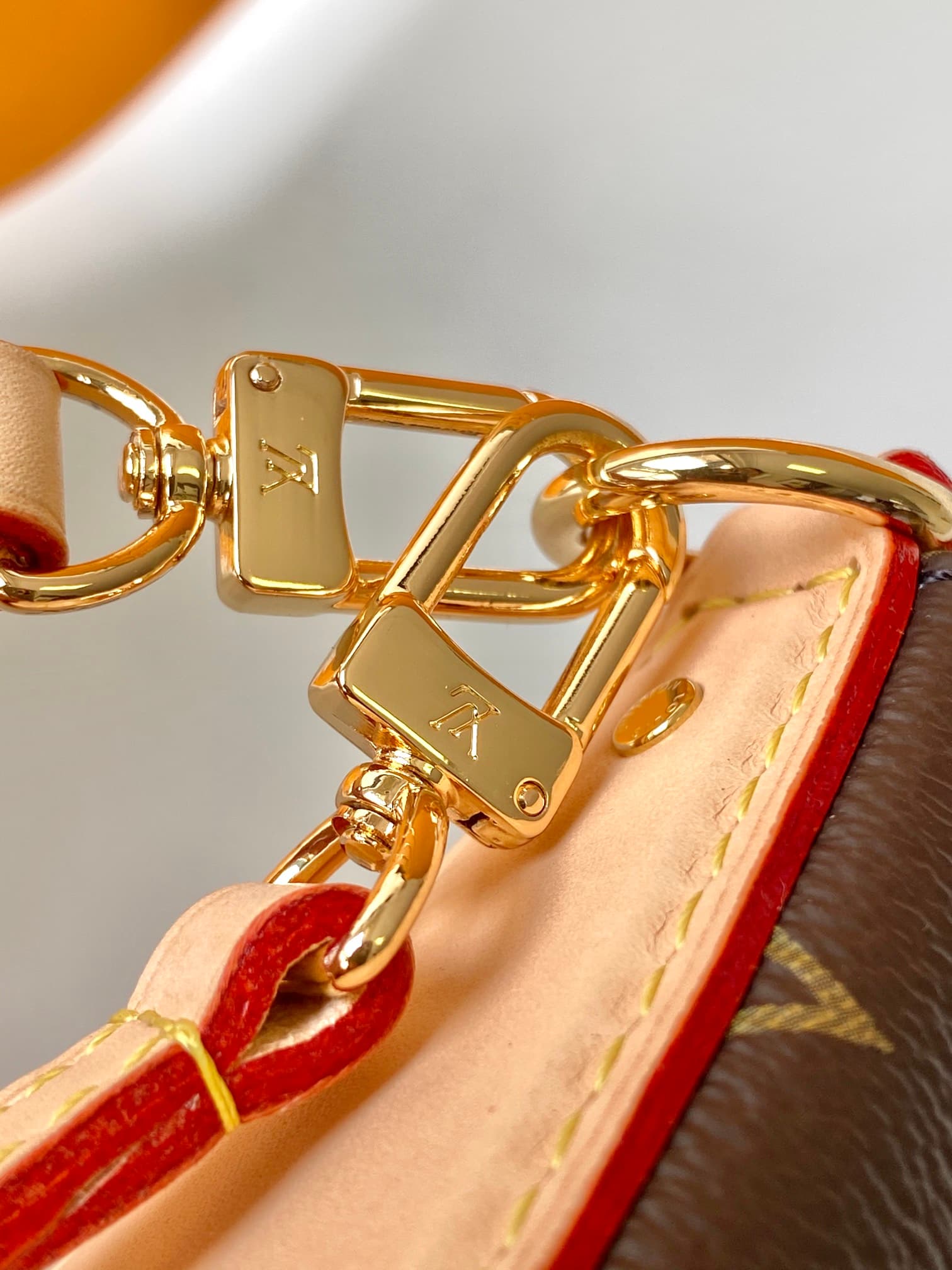C5119 💰 M12859 – Top-tier original coding chip. This Pochette Tirette handbag features a Monogram-shaped extended shoulder strap that allows for a relaxed, soft silhouette. It made a striking appearance at Louis Vuitton’s spring/summer show. The leather t — image 7
