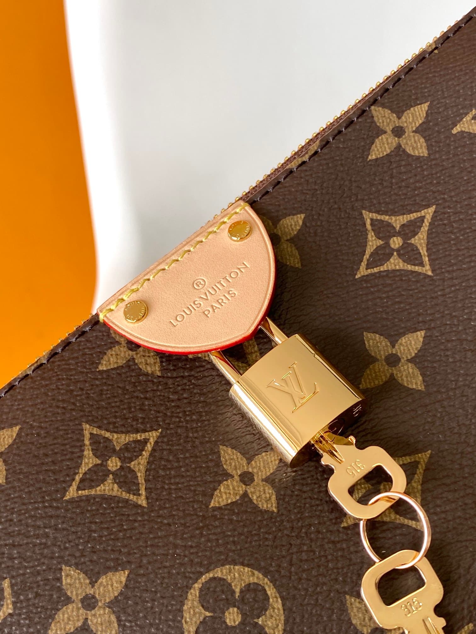 C5119 💰 M12859 – Top-tier original coding chip. This Pochette Tirette handbag features a Monogram-shaped extended shoulder strap that allows for a relaxed, soft silhouette. It made a striking appearance at Louis Vuitton’s spring/summer show. The leather t — image 5