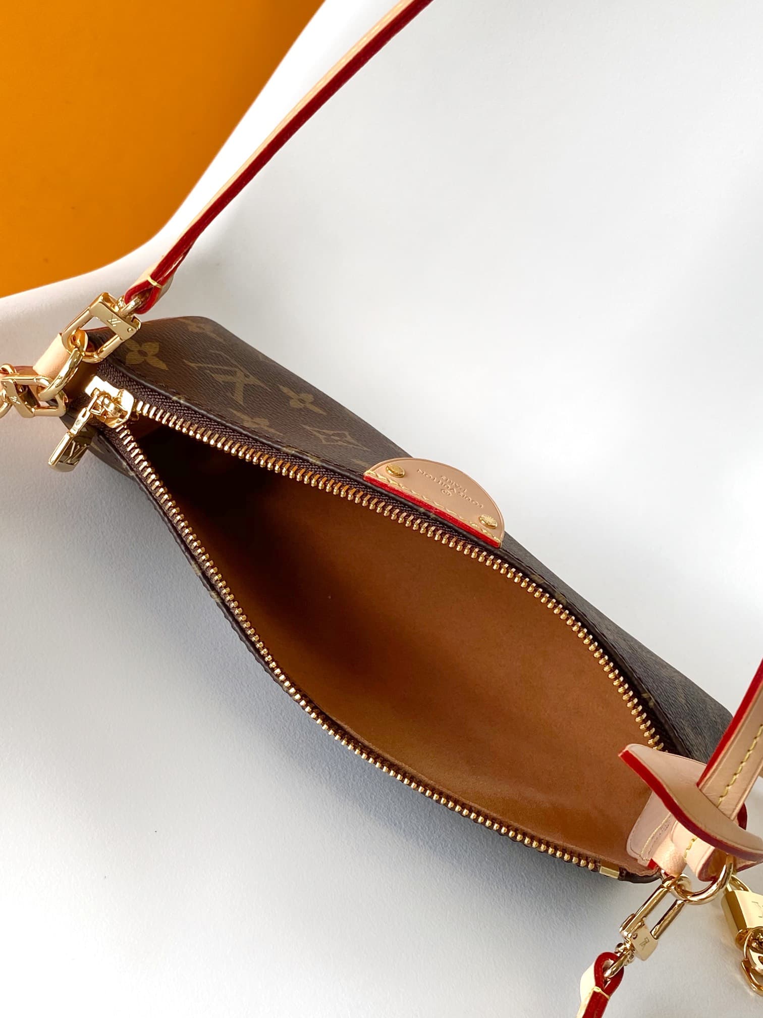C5119 💰 M12859 – Top-tier original coding chip. This Pochette Tirette handbag features a Monogram-shaped extended shoulder strap that allows for a relaxed, soft silhouette. It made a striking appearance at Louis Vuitton’s spring/summer show. The leather t — image 8