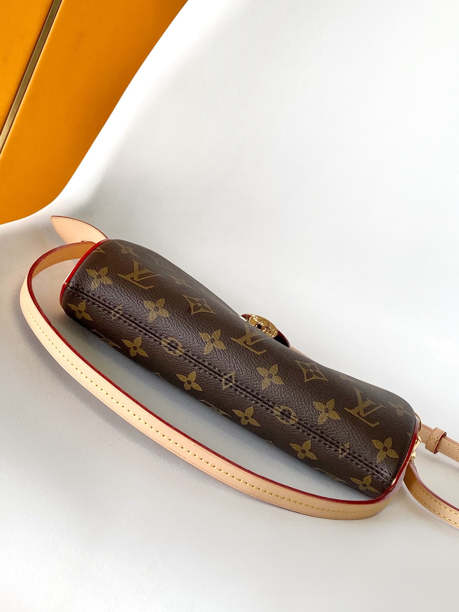 C5119 💰 M12859 – Top-tier original coding chip. This Pochette Tirette handbag features a Monogram-shaped extended shoulder strap that allows for a relaxed, soft silhouette. It made a striking appearance at Louis Vuitton’s spring/summer show. The leather t — image 4