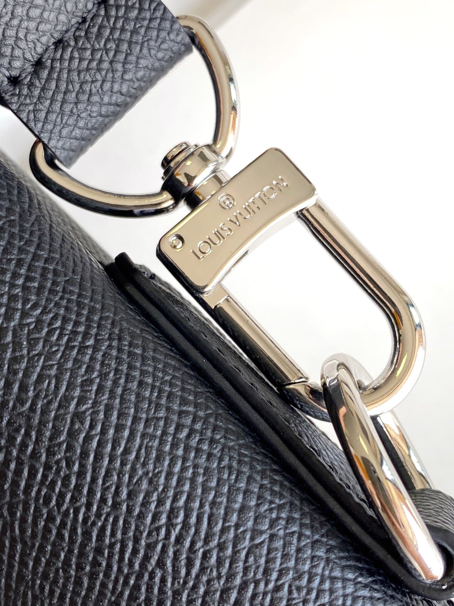 C4989 💰M30978 code-changing chip – top-quality original model. Cross-patterned outer layer of cowhide leather. This Slim briefcase features a smooth shape created with Taïga cowhide leather and reinforced corners, with the brand name marked by metal LV le — image 7