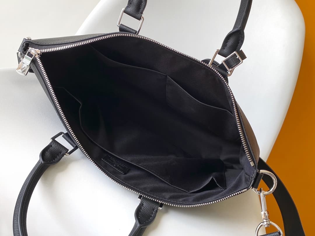 C4989 💰M30978 code-changing chip – top-quality original model. Cross-patterned outer layer of cowhide leather. This Slim briefcase features a smooth shape created with Taïga cowhide leather and reinforced corners, with the brand name marked by metal LV le — image 8