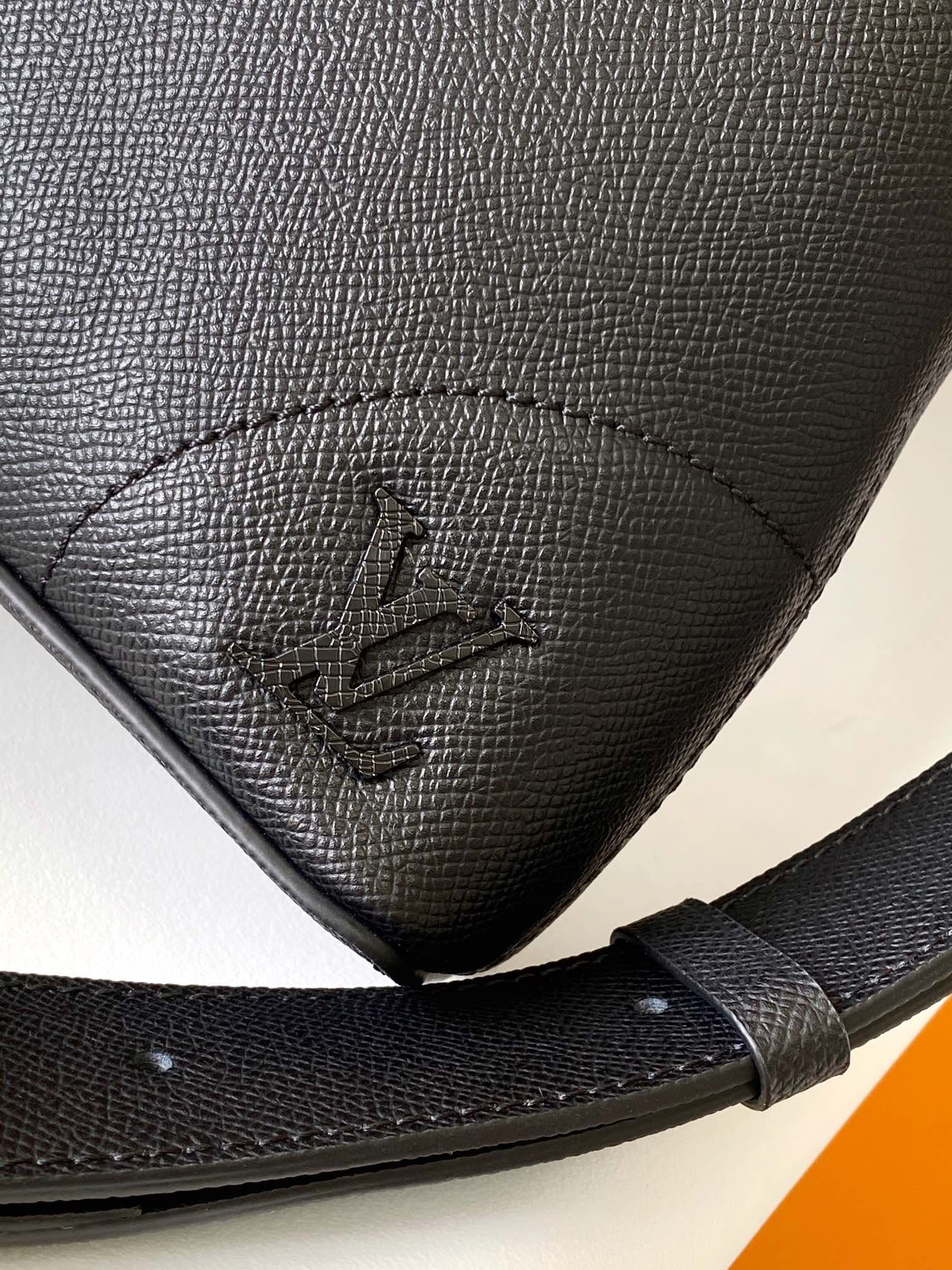 C4989 💰M30978 code-changing chip – top-quality original model. Cross-patterned outer layer of cowhide leather. This Slim briefcase features a smooth shape created with Taïga cowhide leather and reinforced corners, with the brand name marked by metal LV le — image 6