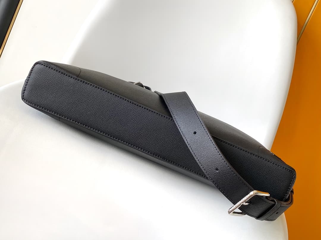 C4989 💰M30978 code-changing chip – top-quality original model. Cross-patterned outer layer of cowhide leather. This Slim briefcase features a smooth shape created with Taïga cowhide leather and reinforced corners, with the brand name marked by metal LV le — image 4