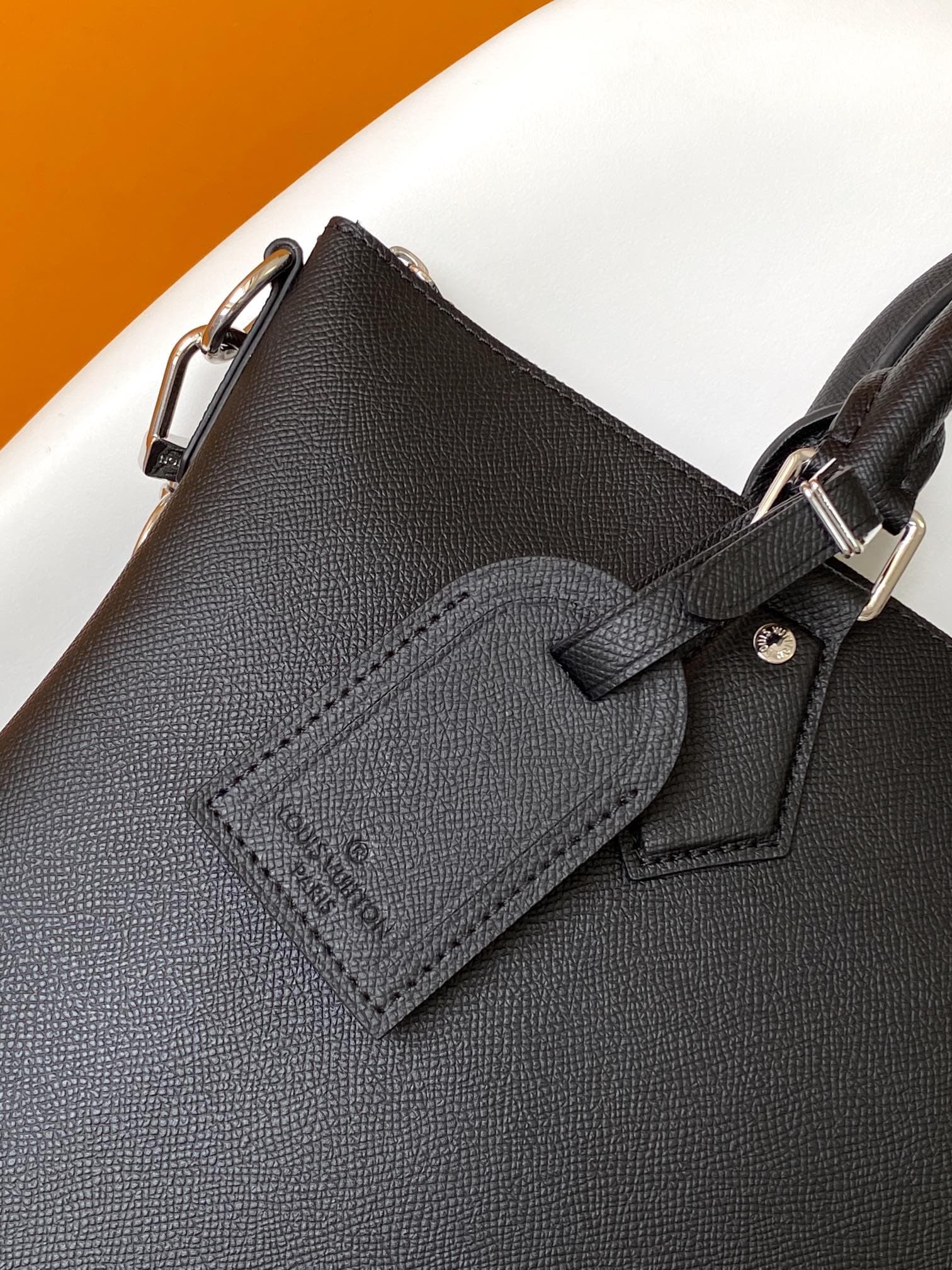 C4989 💰M30978 code-changing chip – top-quality original model. Cross-patterned outer layer of cowhide leather. This Slim briefcase features a smooth shape created with Taïga cowhide leather and reinforced corners, with the brand name marked by metal LV le — image 5