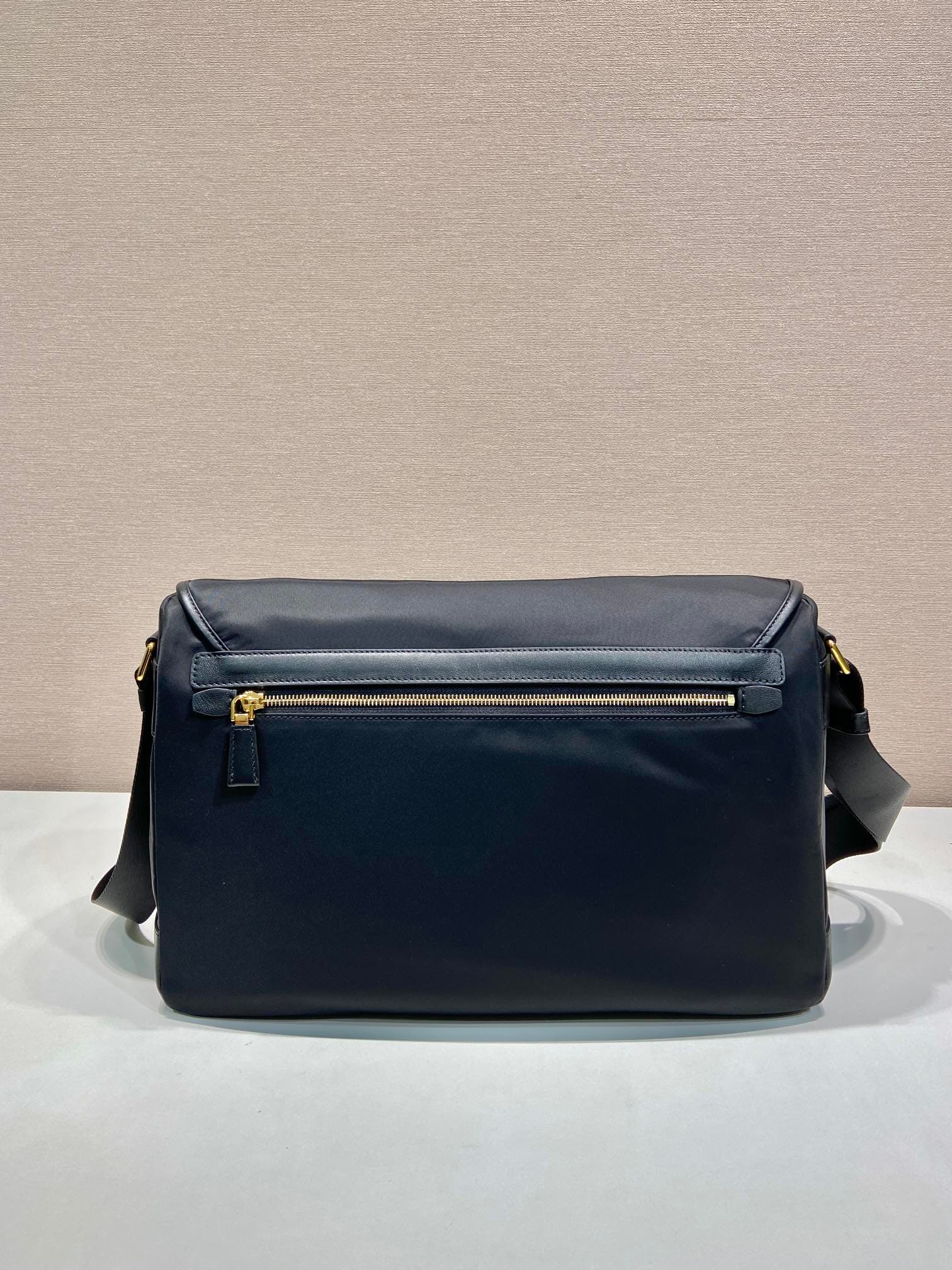 C6995 🎉New courier bag🎉1BD369🎉🎉 — image 4