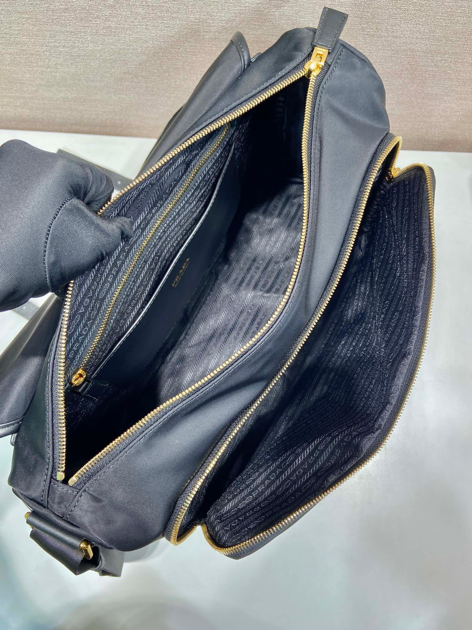 C6995 🎉New courier bag🎉1BD369🎉🎉 — image 8