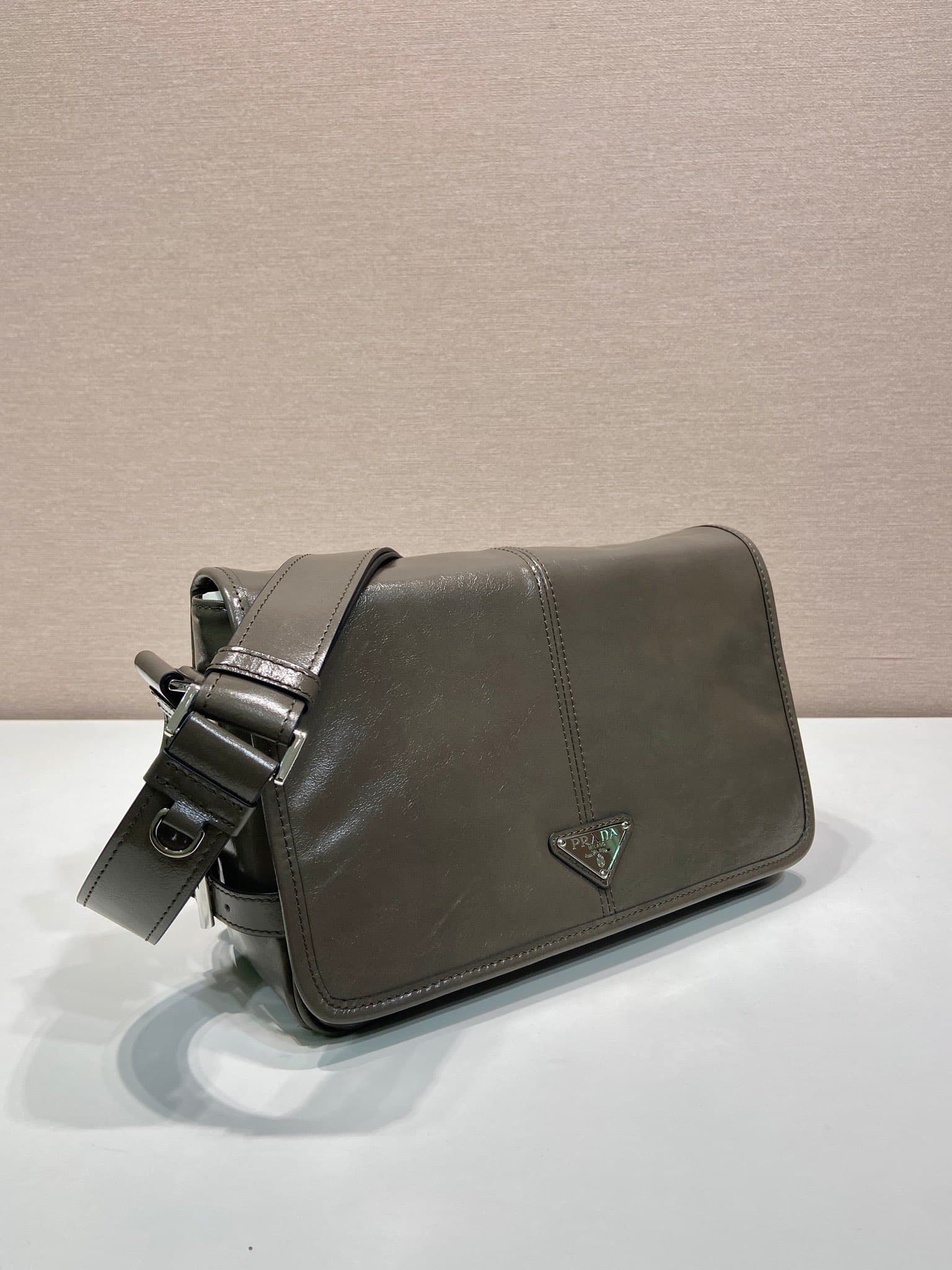 C6958 🎉New oil-wax bag🎉2VD073 postman bag🎉🎉 — image 3