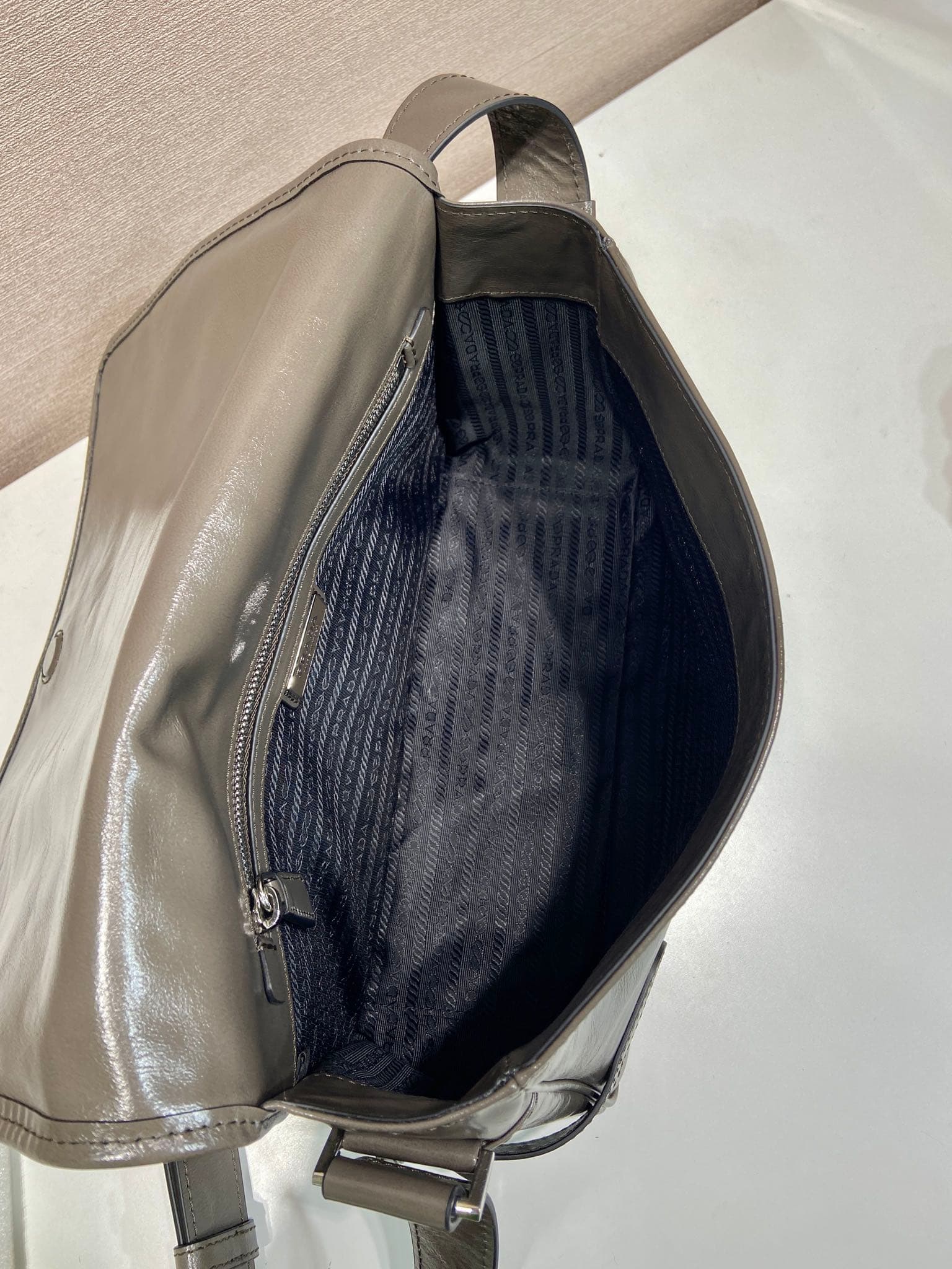 C6958 🎉New oil-wax bag🎉2VD073 postman bag🎉🎉 — image 8