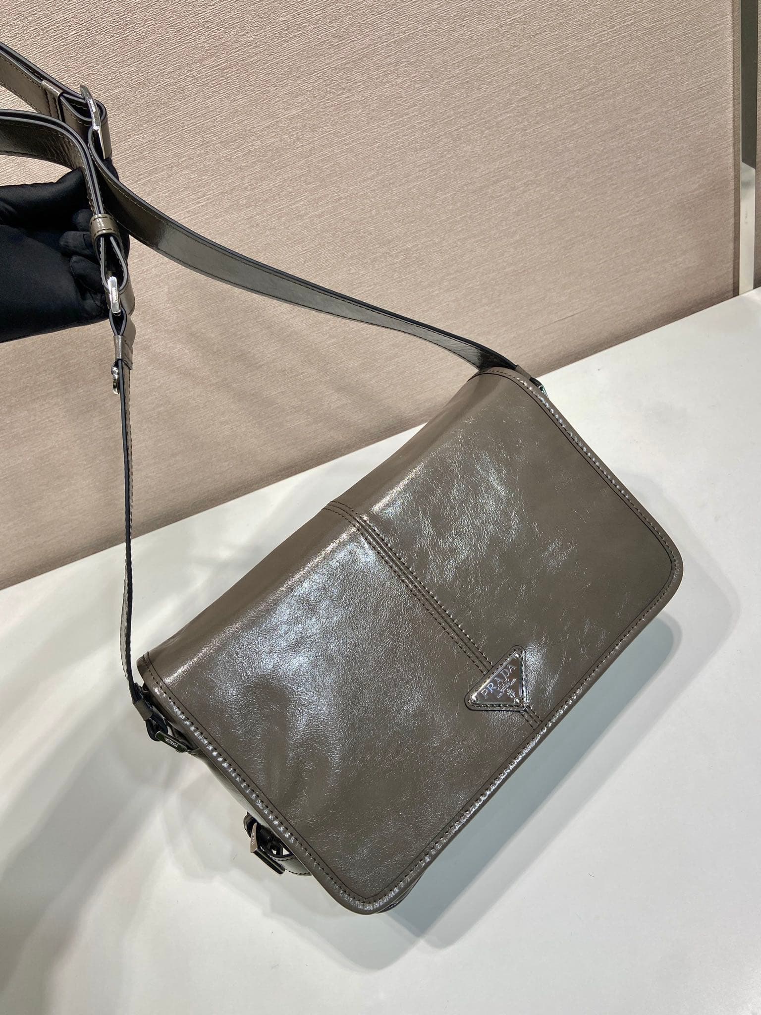 C6958 🎉New oil-wax bag🎉2VD073 postman bag🎉🎉 — image 2