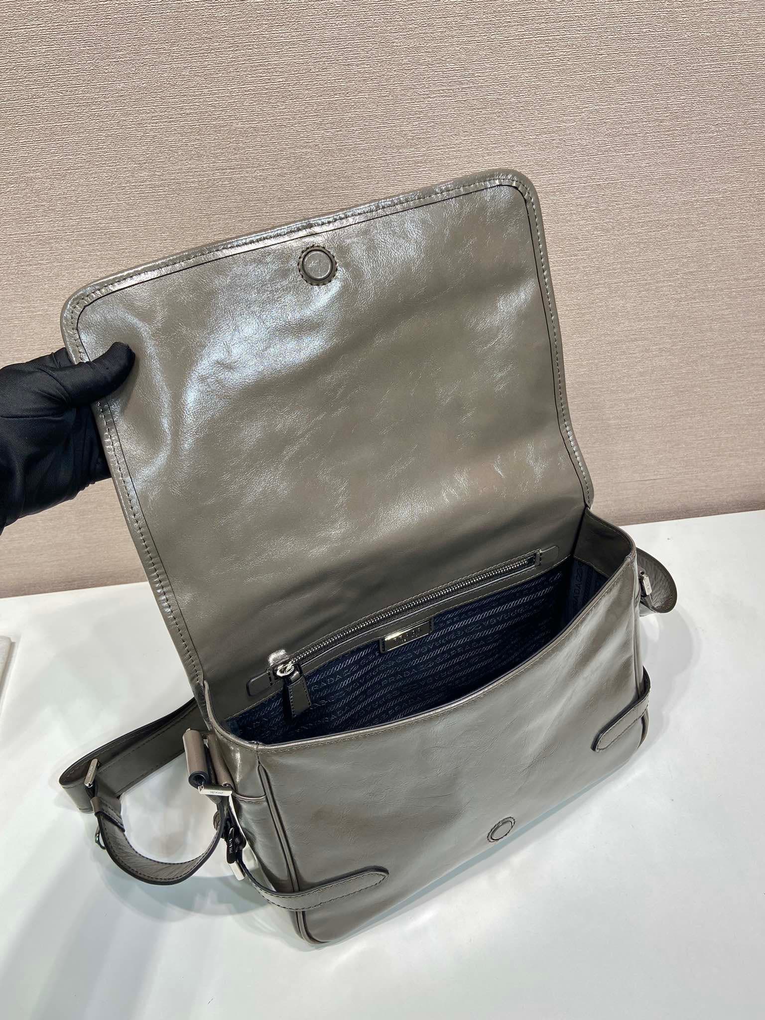 C6958 🎉New oil-wax bag🎉2VD073 postman bag🎉🎉 — image 7