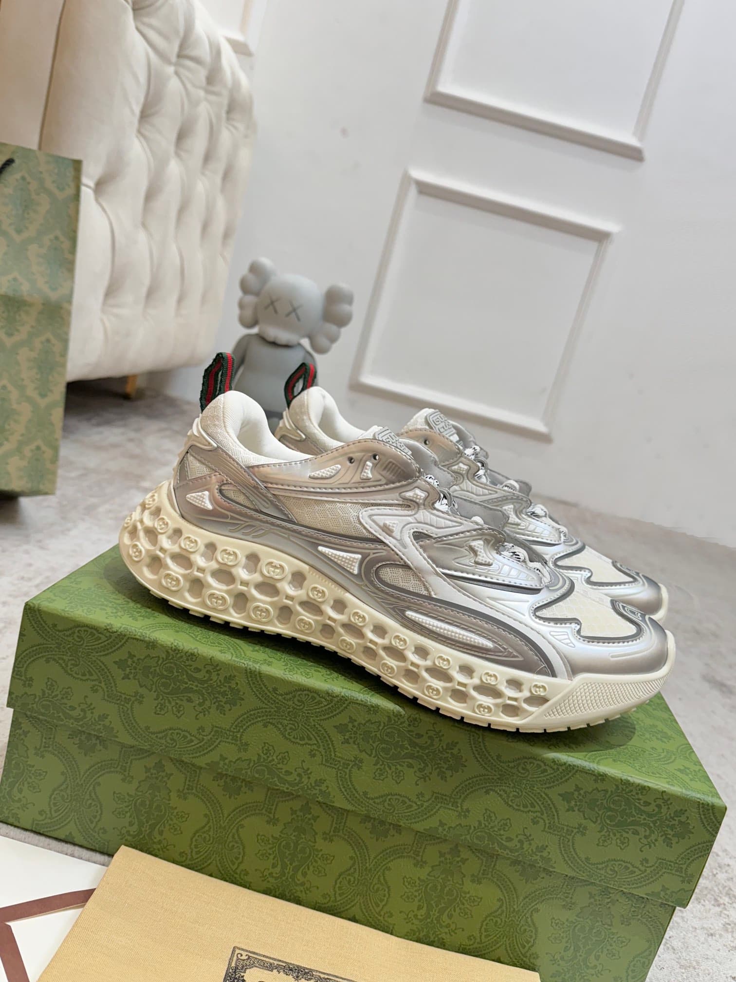 D6837 Gucci introduces new models—sports shoes, crafted with significant investment, feature the brand’s iconic stripes and straps for a fresh look 😍😍 When vintage elements meet futuristic designs 🎊🎊 These new Gucci shoes truly push the boundaries of fash — image 1