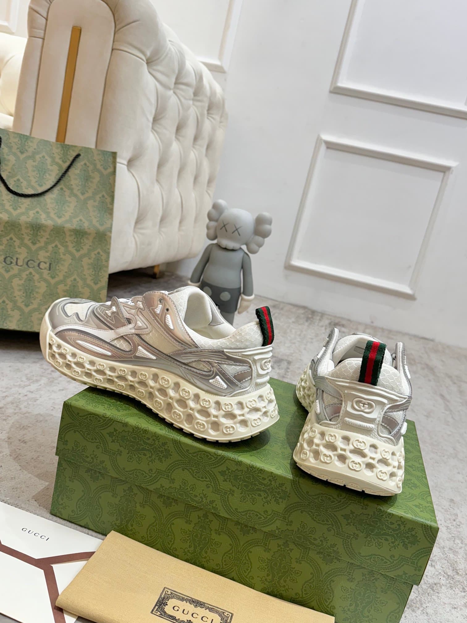 D6837 Gucci introduces new models—sports shoes, crafted with significant investment, feature the brand’s iconic stripes and straps for a fresh look 😍😍 When vintage elements meet futuristic designs 🎊🎊 These new Gucci shoes truly push the boundaries of fash — image 3
