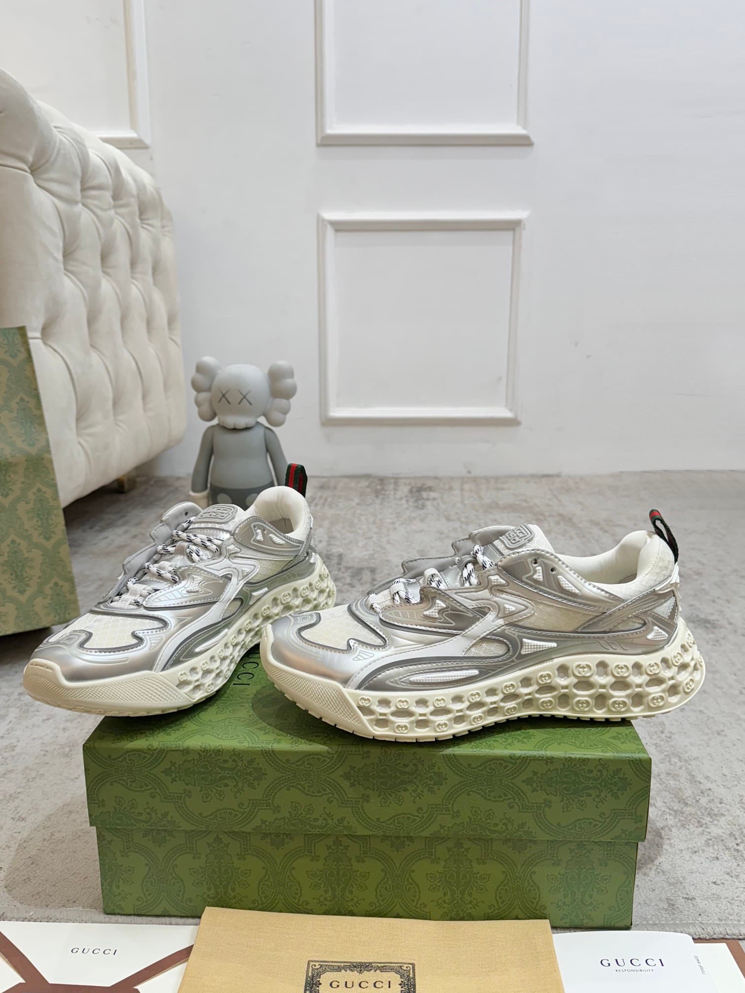 D6837 Gucci introduces new models—sports shoes, crafted with significant investment, feature the brand’s iconic stripes and straps for a fresh look 😍😍 When vintage elements meet futuristic designs 🎊🎊 These new Gucci shoes truly push the boundaries of fash — image 7