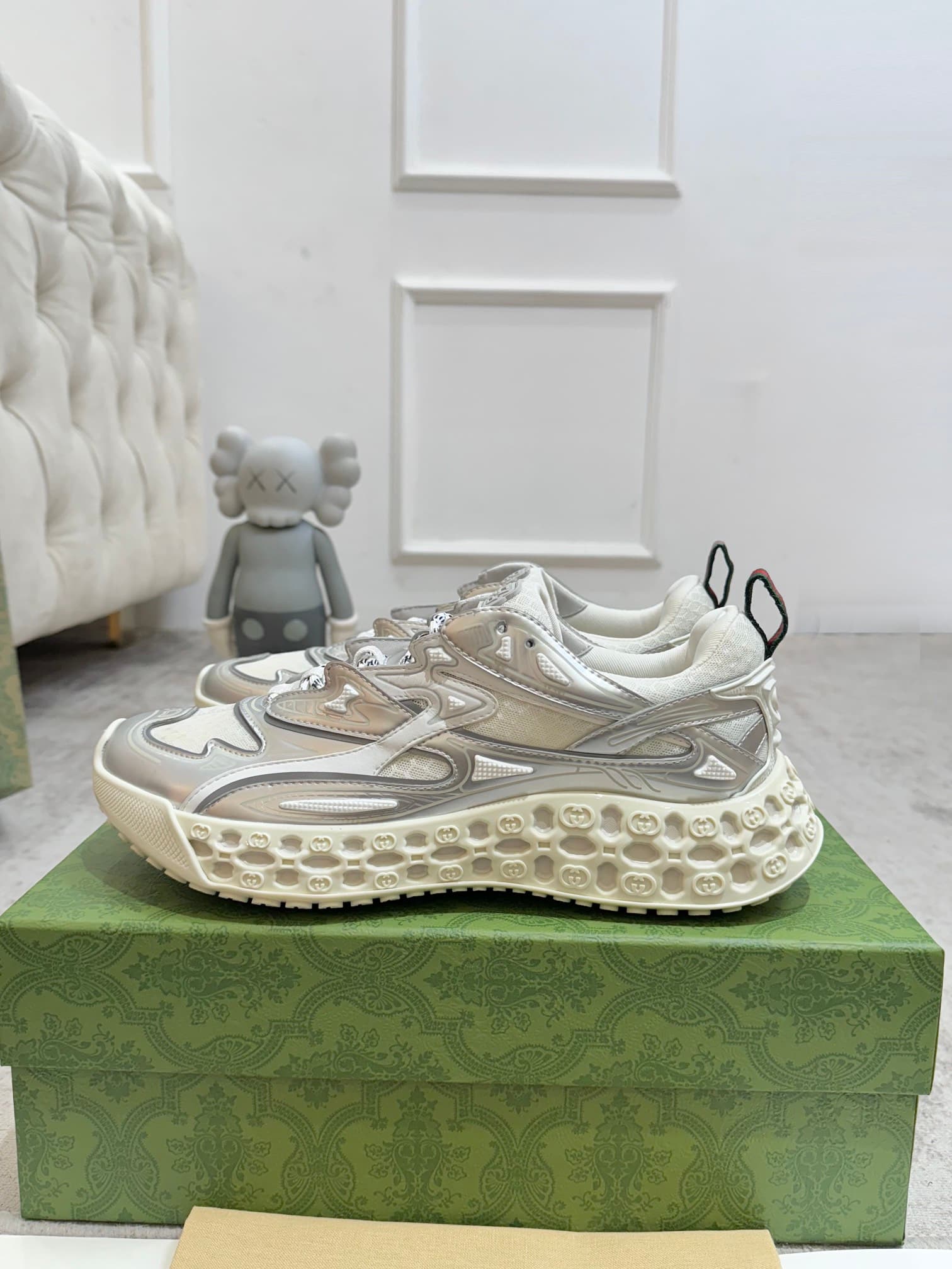 D6837 Gucci introduces new models—sports shoes, crafted with significant investment, feature the brand’s iconic stripes and straps for a fresh look 😍😍 When vintage elements meet futuristic designs 🎊🎊 These new Gucci shoes truly push the boundaries of fash — image 2