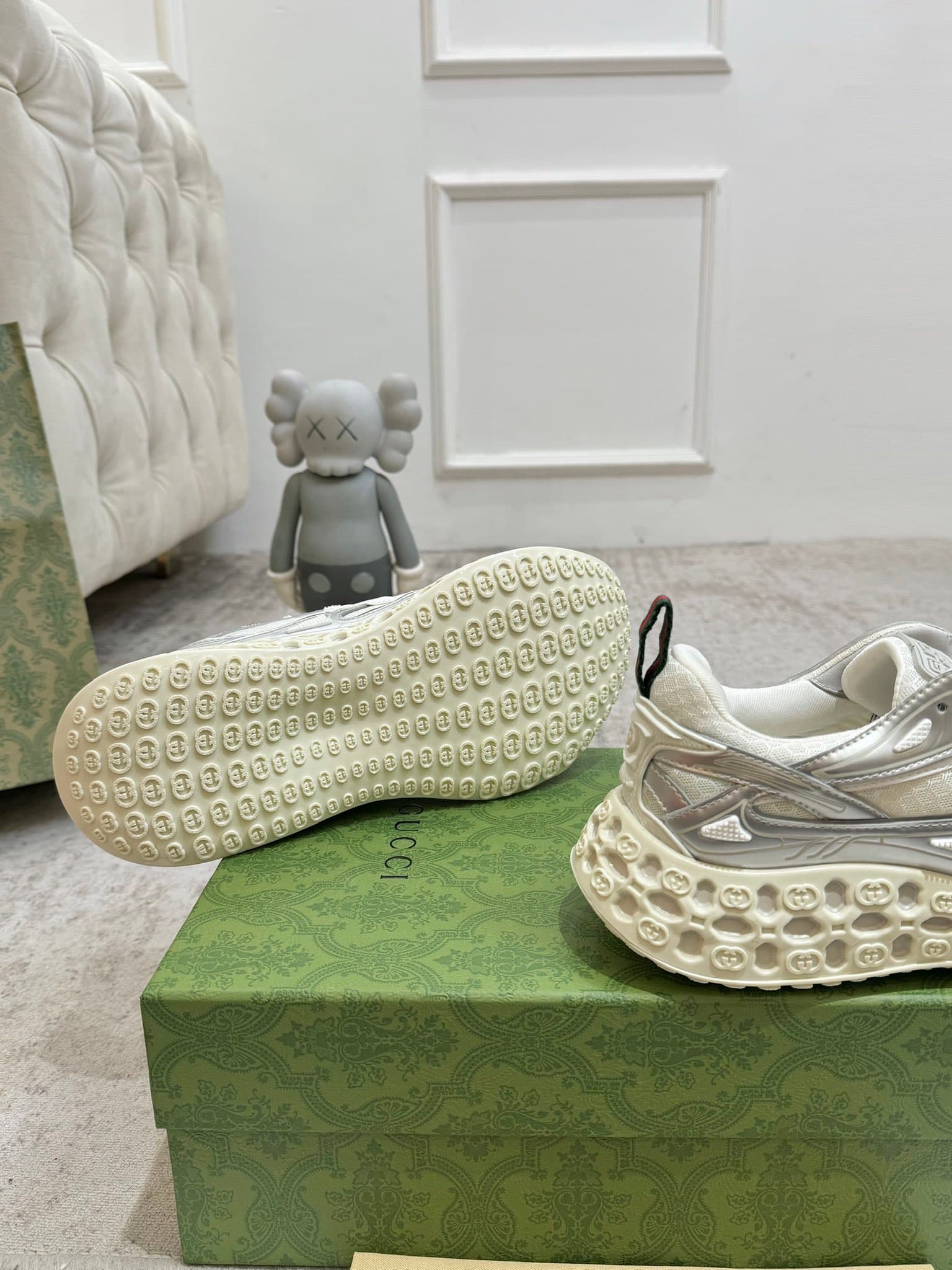 D6837 Gucci introduces new models—sports shoes, crafted with significant investment, feature the brand’s iconic stripes and straps for a fresh look 😍😍 When vintage elements meet futuristic designs 🎊🎊 These new Gucci shoes truly push the boundaries of fash — image 6