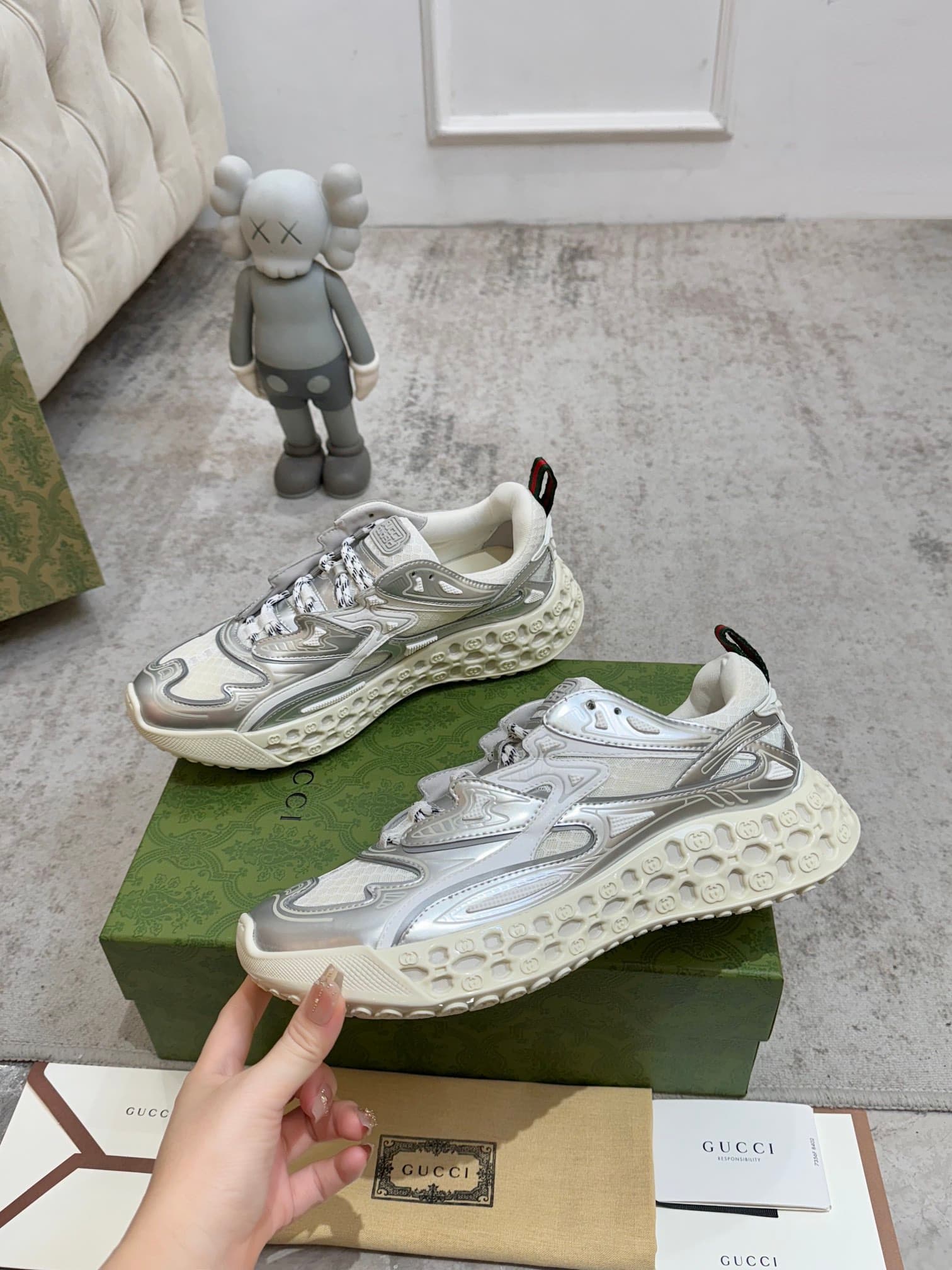D6837 Gucci introduces new models—sports shoes, crafted with significant investment, feature the brand’s iconic stripes and straps for a fresh look 😍😍 When vintage elements meet futuristic designs 🎊🎊 These new Gucci shoes truly push the boundaries of fash — image 4
