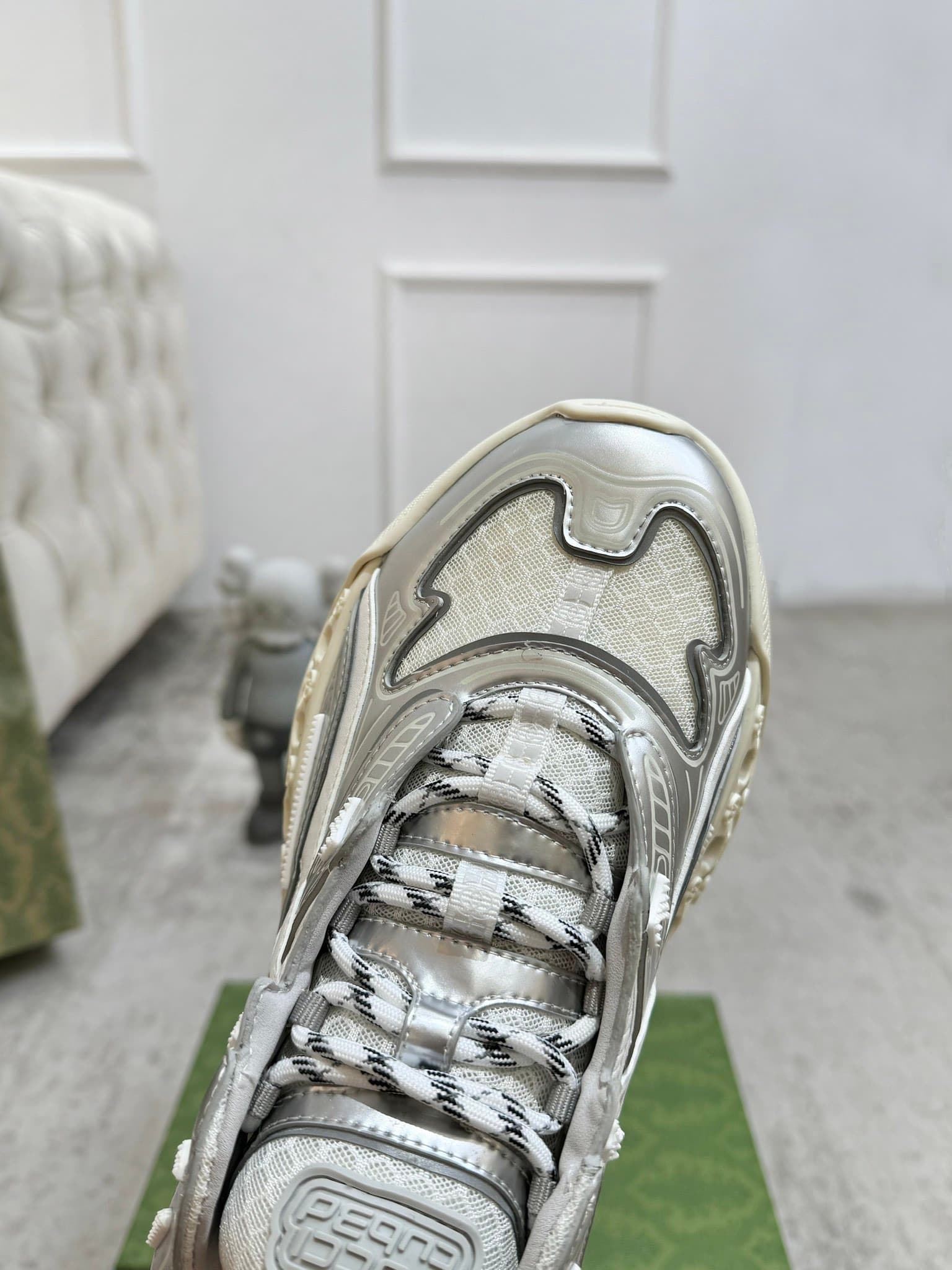 D6837 Gucci introduces new models—sports shoes, crafted with significant investment, feature the brand’s iconic stripes and straps for a fresh look 😍😍 When vintage elements meet futuristic designs 🎊🎊 These new Gucci shoes truly push the boundaries of fash — image 8