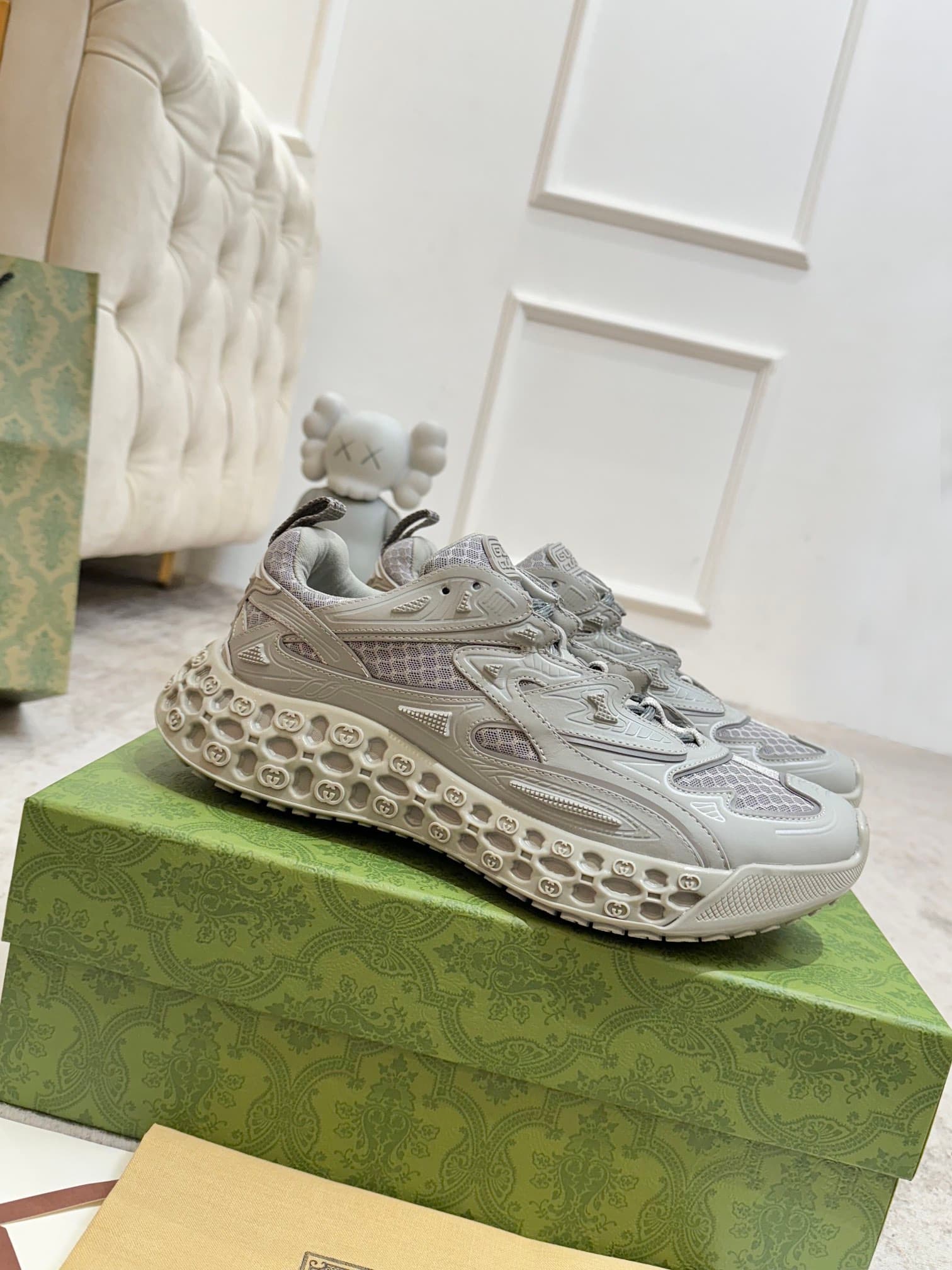 D6835 Gucci introduces new models. These sports shoes are beautifully crafted to bring back the brand’s iconic stripes and straps😍😍 When vintage elements meet futuristic designs🎊🎊 These new Gucci shoes truly push the boundaries of fashion trends💥 — image 1