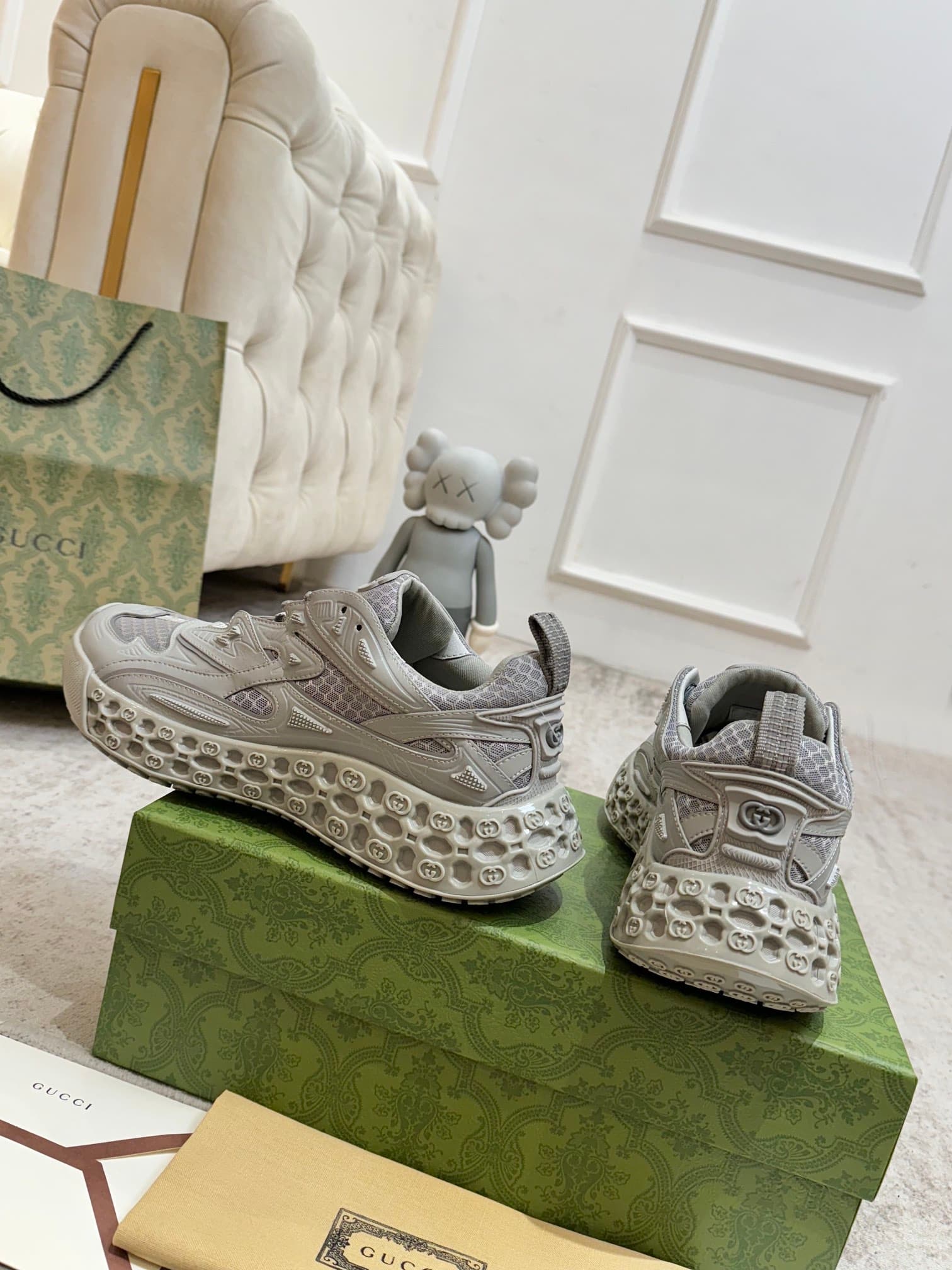 D6835 Gucci introduces new models. These sports shoes are beautifully crafted to bring back the brand’s iconic stripes and straps😍😍 When vintage elements meet futuristic designs🎊🎊 These new Gucci shoes truly push the boundaries of fashion trends💥 — image 3