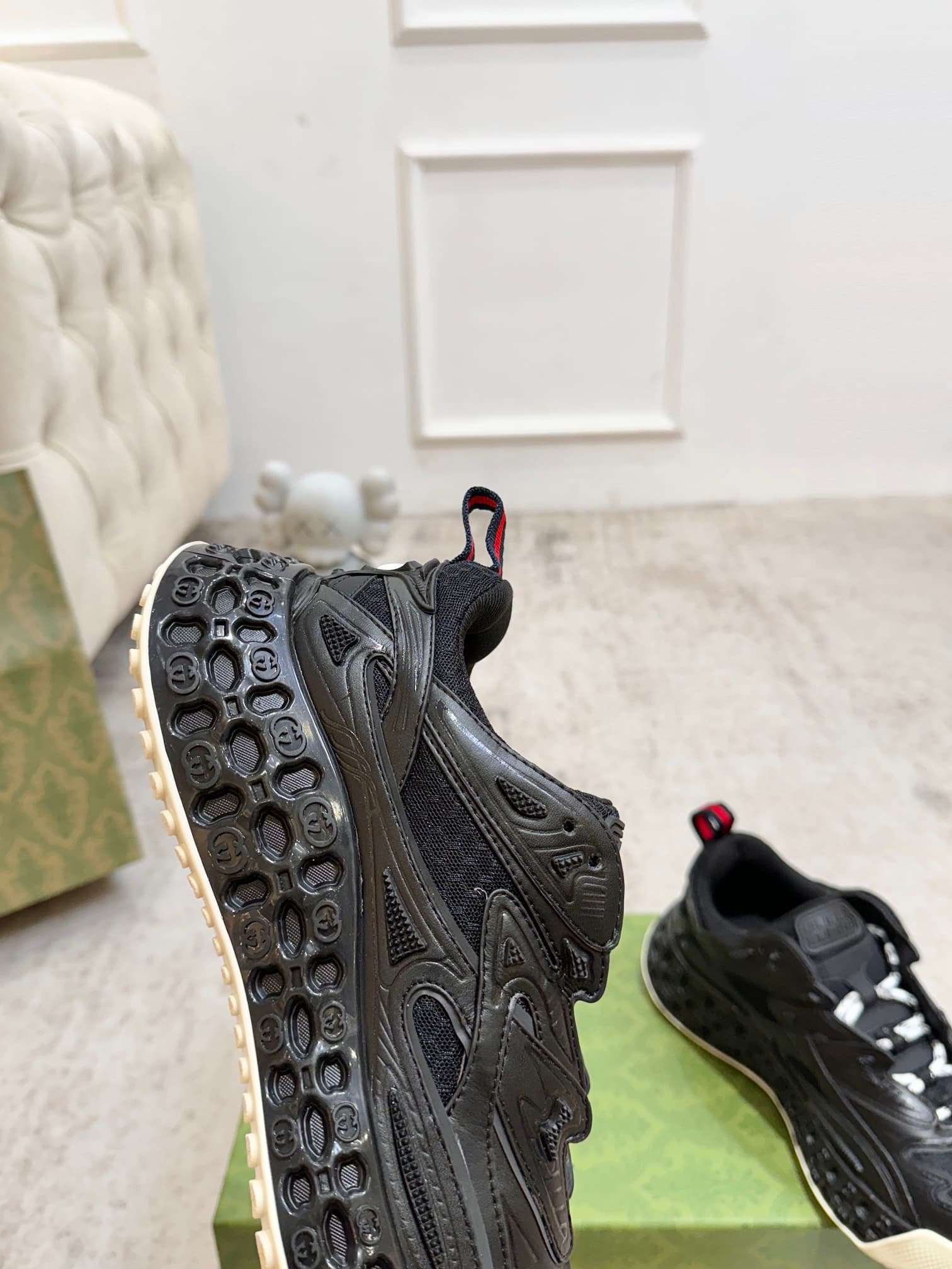 D6834 Gucci introduces new models—sports shoes, carefully crafted to bring back the brand’s iconic stripes and straps😍😍 When vintage elements meet futuristic designs🎊🎊 These new Gucci shoes truly push the boundaries of fashion trends💥 — image 3