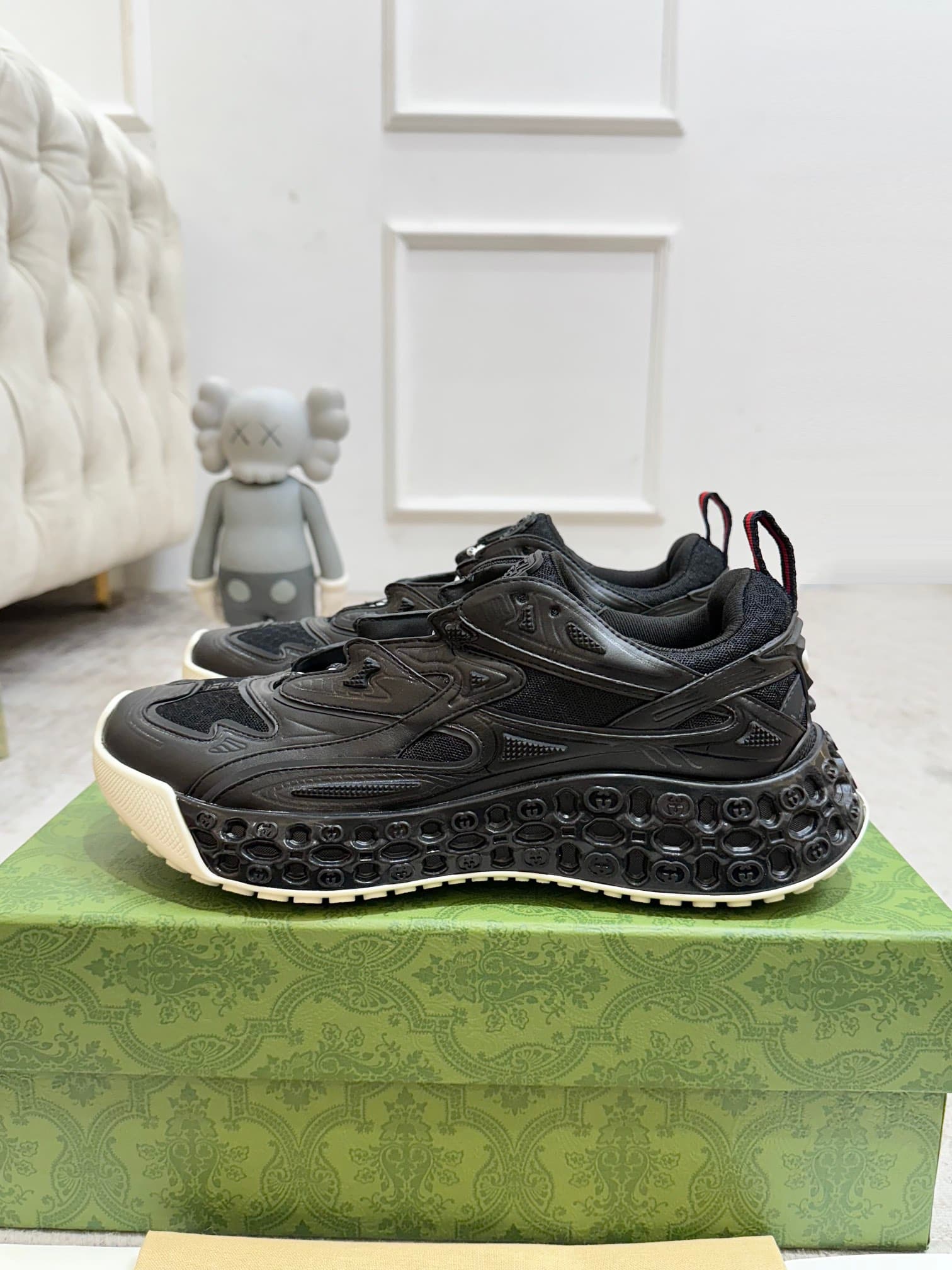 D6834 Gucci introduces new models—sports shoes, carefully crafted to bring back the brand’s iconic stripes and straps😍😍 When vintage elements meet futuristic designs🎊🎊 These new Gucci shoes truly push the boundaries of fashion trends💥 — image 5