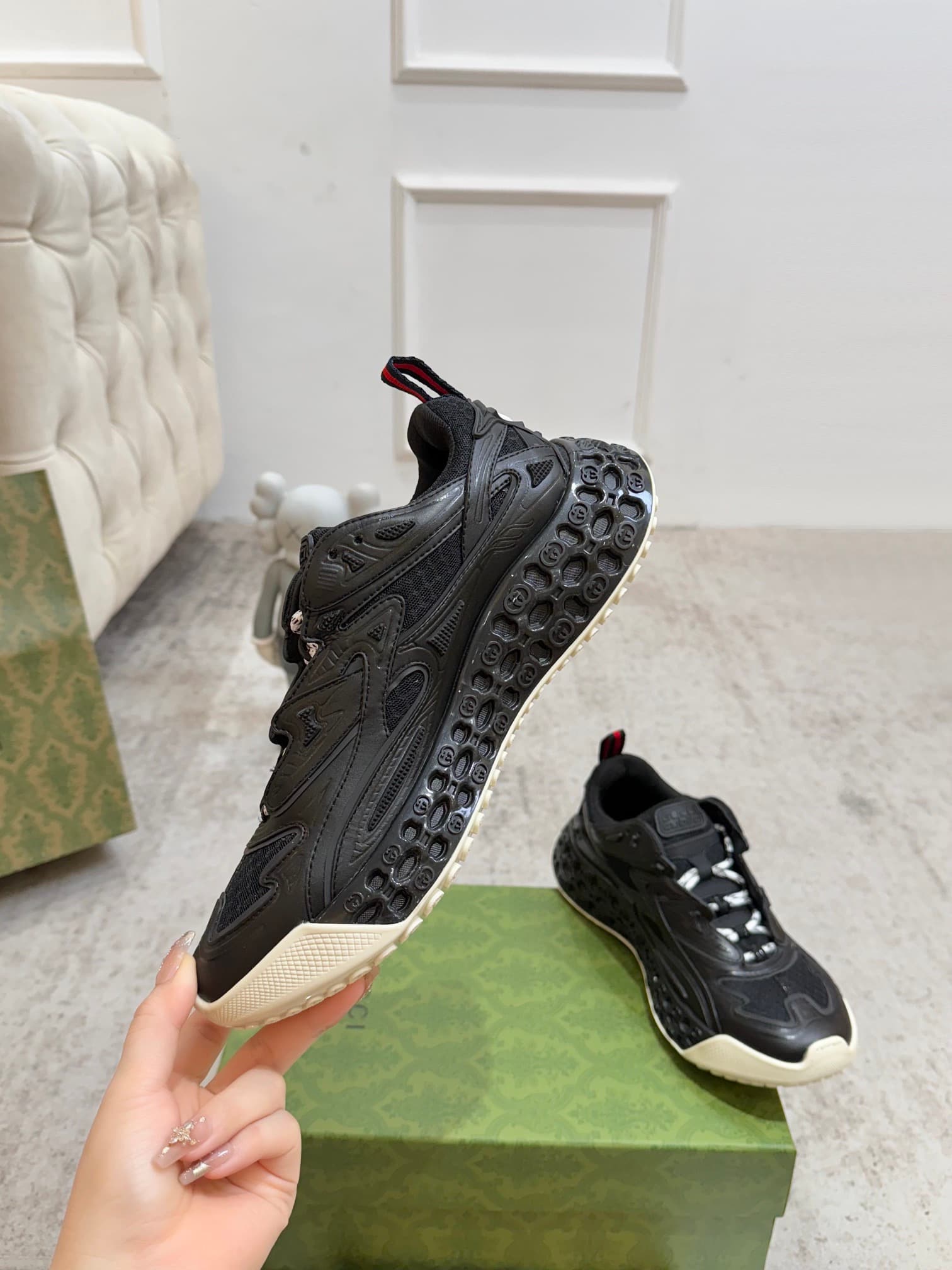D6834 Gucci introduces new models—sports shoes, carefully crafted to bring back the brand’s iconic stripes and straps😍😍 When vintage elements meet futuristic designs🎊🎊 These new Gucci shoes truly push the boundaries of fashion trends💥 — image 7