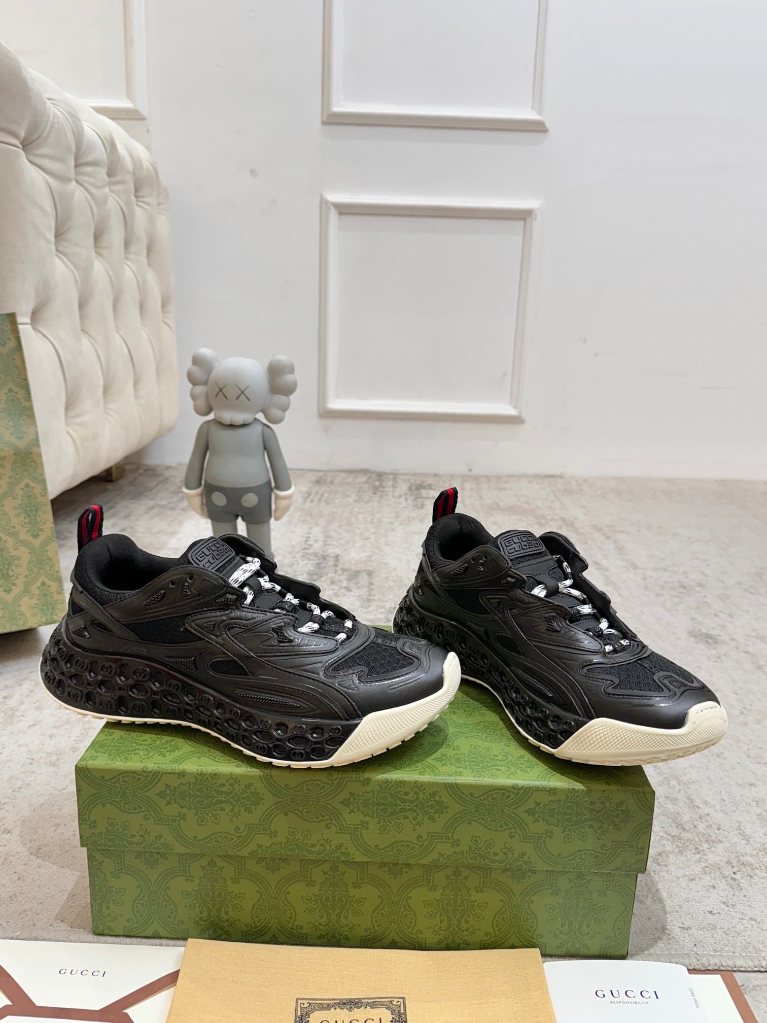 D6834 Gucci introduces new models—sports shoes, carefully crafted to bring back the brand’s iconic stripes and straps😍😍 When vintage elements meet futuristic designs🎊🎊 These new Gucci shoes truly push the boundaries of fashion trends💥 — image 8